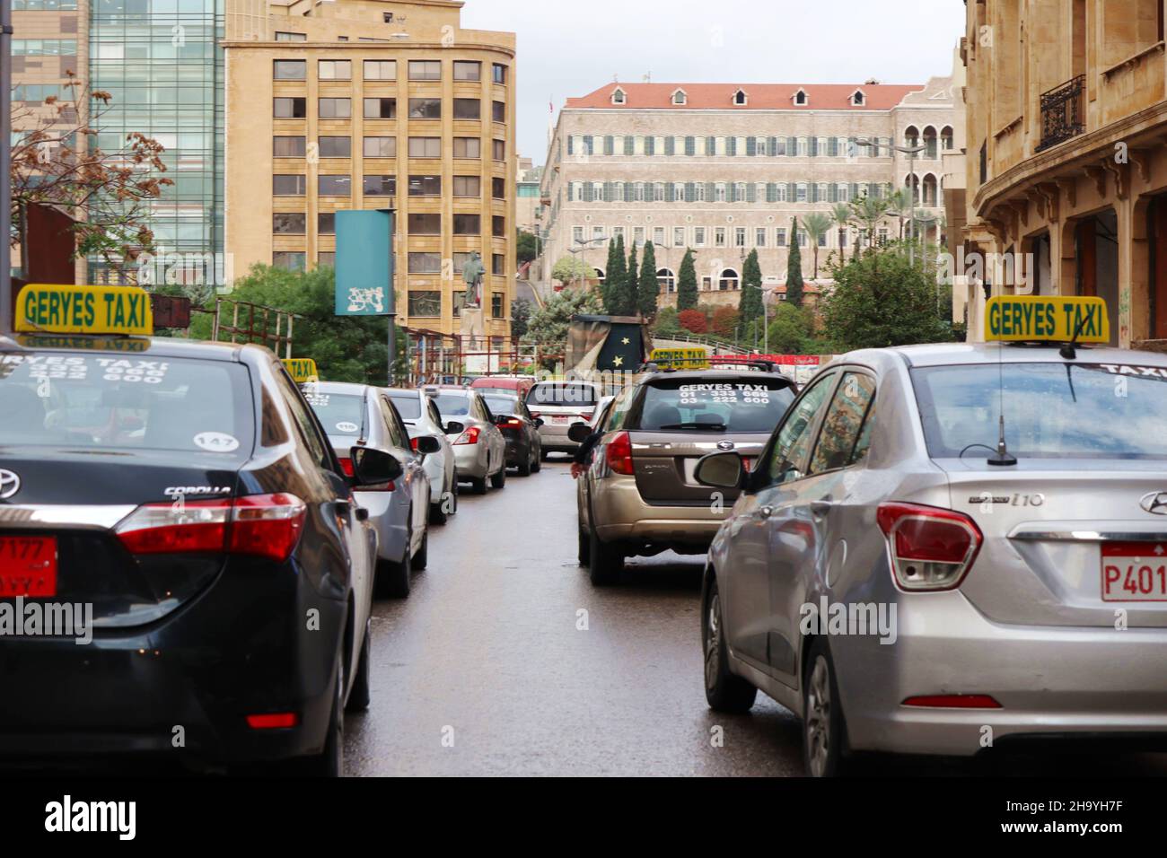 Taxifahrer protestieren am 9 2021. Dezember in Beirut, Libanon, gegen eine Erhöhung der Kraftstoffpreise. Laut dem Bericht der vergangenen Woche vom 7. Dezember 2021 kosteten 20 Liter Benzin mit 95 Oktan 302,000 libanesische Pfund, 20 Liter Benzin mit 98 Oktan 312,000 LP, 20 Liter Diesel mit 300,200 LP und 20 Liter Gas mit 265,500 LP. Von der Vorwoche fallen die Preise leicht, von etwa 12,400 libanesischen Pfund. In den letzten Monaten sind die Kraftstoffpreise im Libanon dramatisch gestiegen: Am 9. Juni wurden 2021 20 Liter Benzin mit 95 Oktan für 41,800 libanesische Pfund verkauft. (Foto von Elisa Gestri/ Sipa USA) Stockfoto