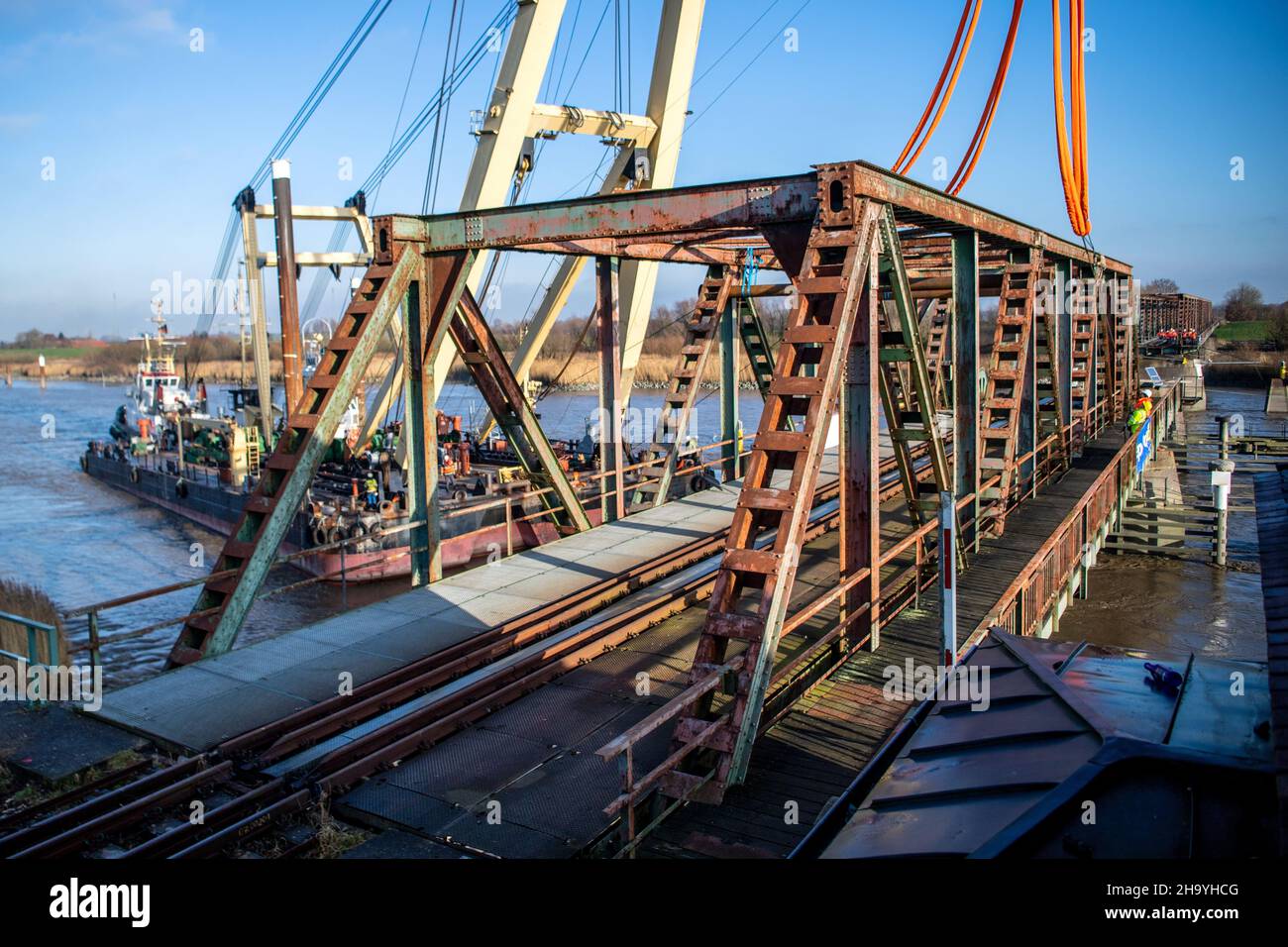 Weener, Deutschland. 09th Dez 2021. Ein Teil der Friesen-Brücke wird mit  Hilfe eines schwimmenden Krans abgebaut. Rund sechs Jahre nachdem ein  Frachter die Friesen-Brücke über die Ems bei Weener (Kreis leer) zerstört