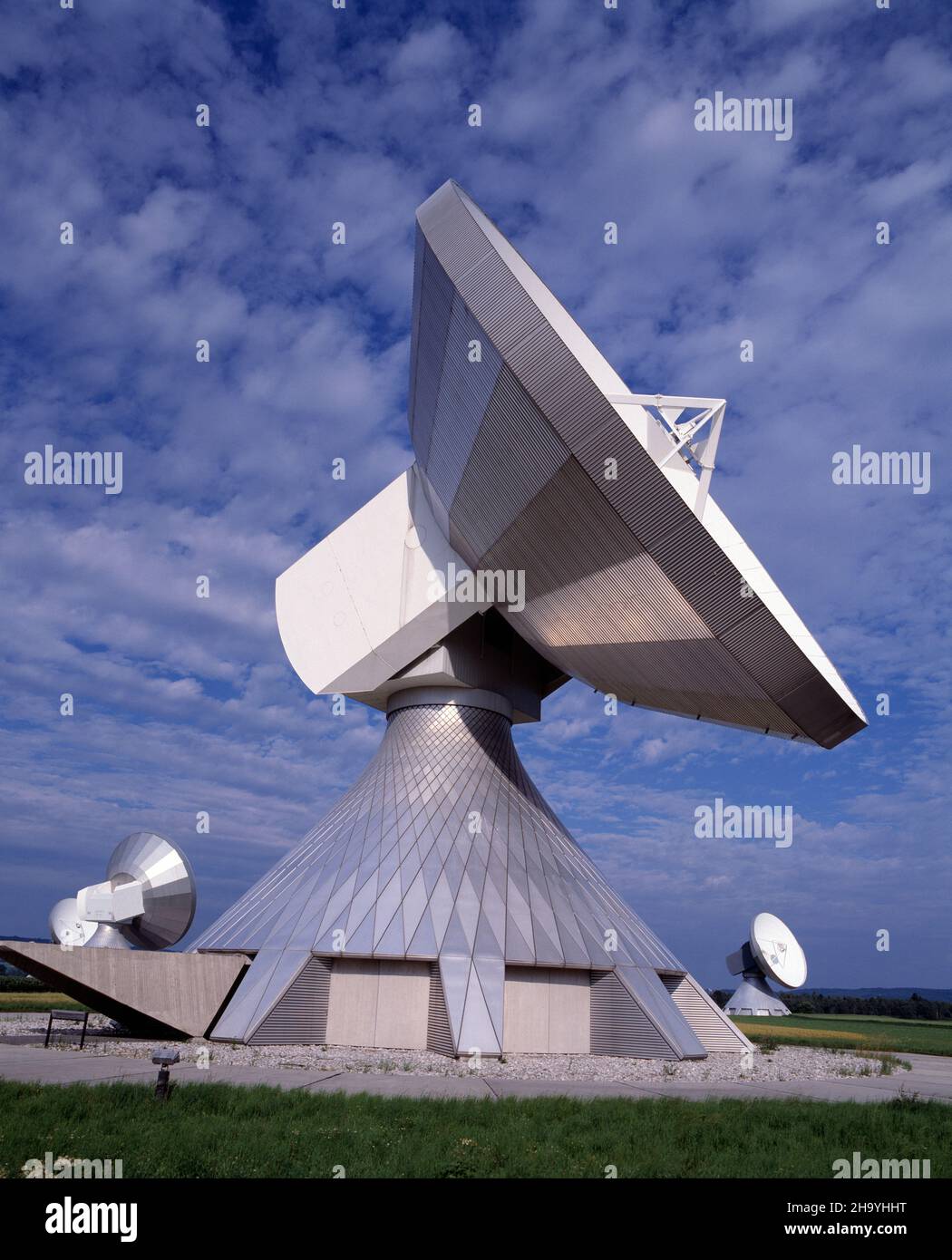 Deutschland. Bayern. Raisting Satellite Earth Station. Parabolantennen-Kommunikationsschalen. Stockfoto