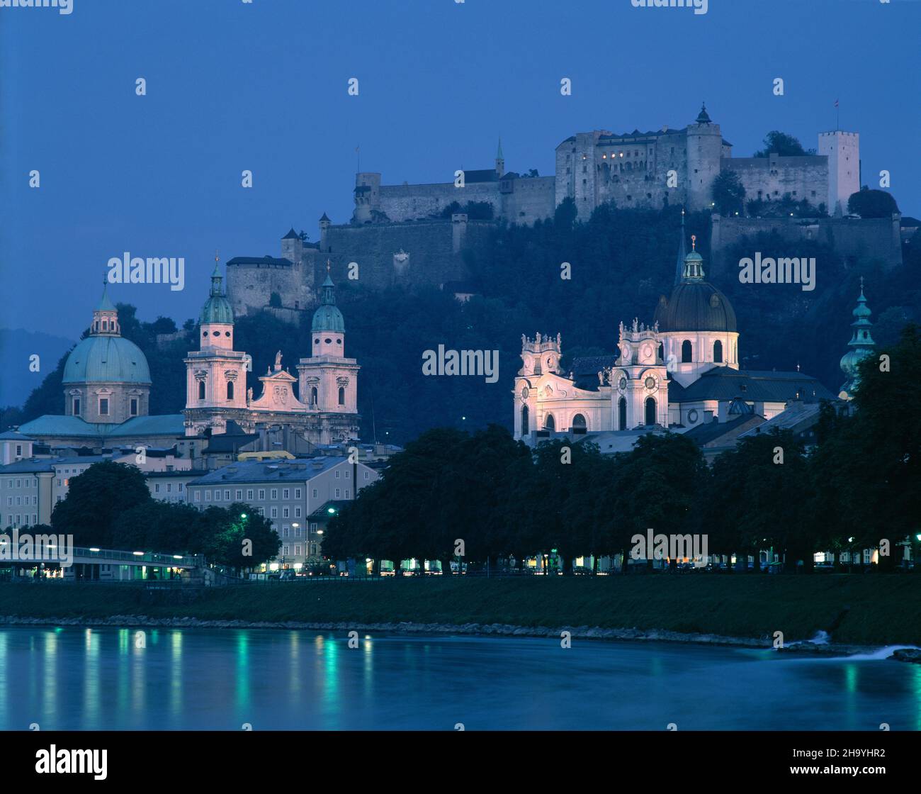 Österreich. Salzburg. Stadt mit Salzach bei Nacht. Stockfoto