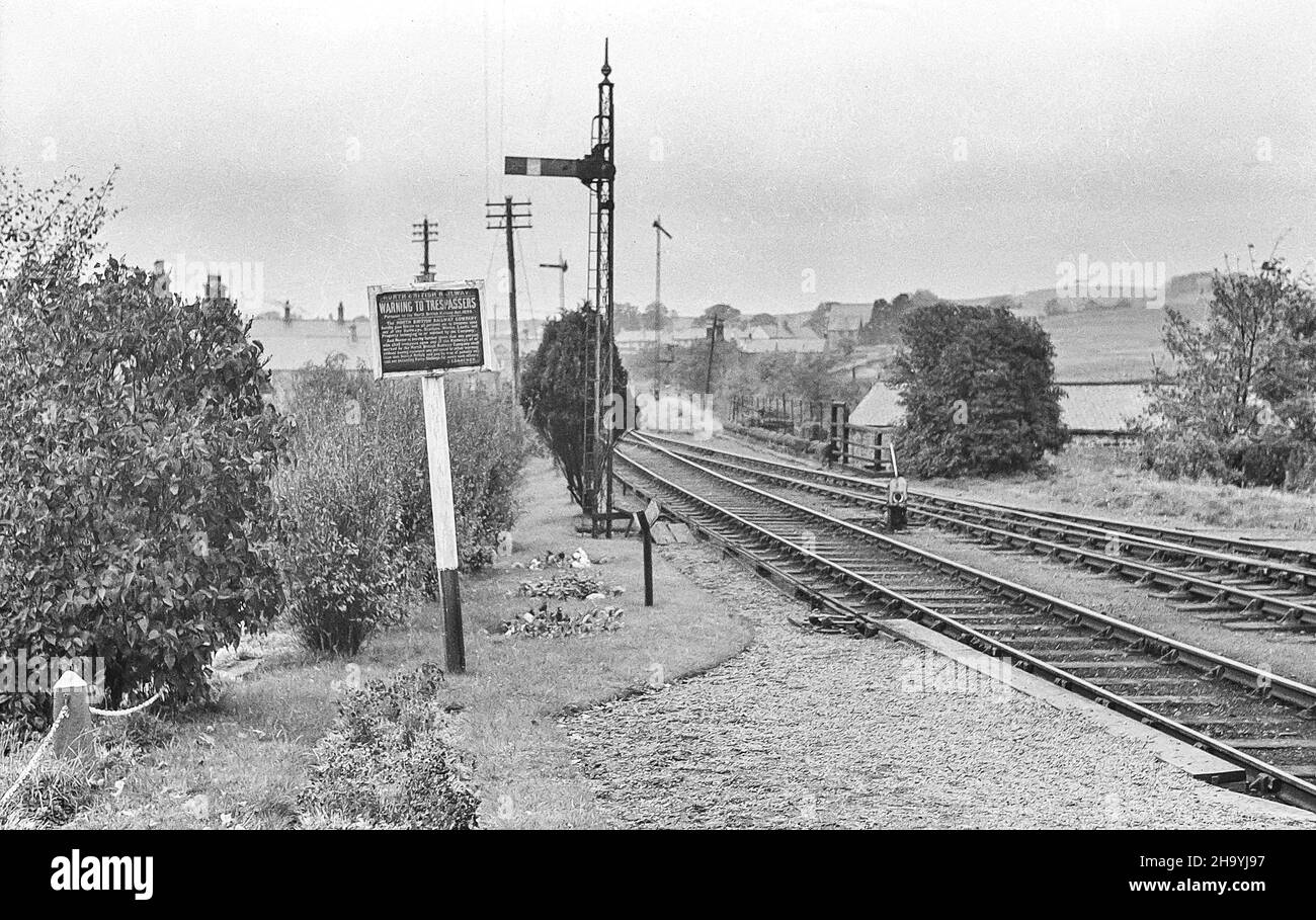 Das Bild eines eingescannten monochromen Negativs zeigt ein Bahnwarnschild am Bahnhof Reedsmouth in North Yorkshire, wie es im April 1956 war Stockfoto