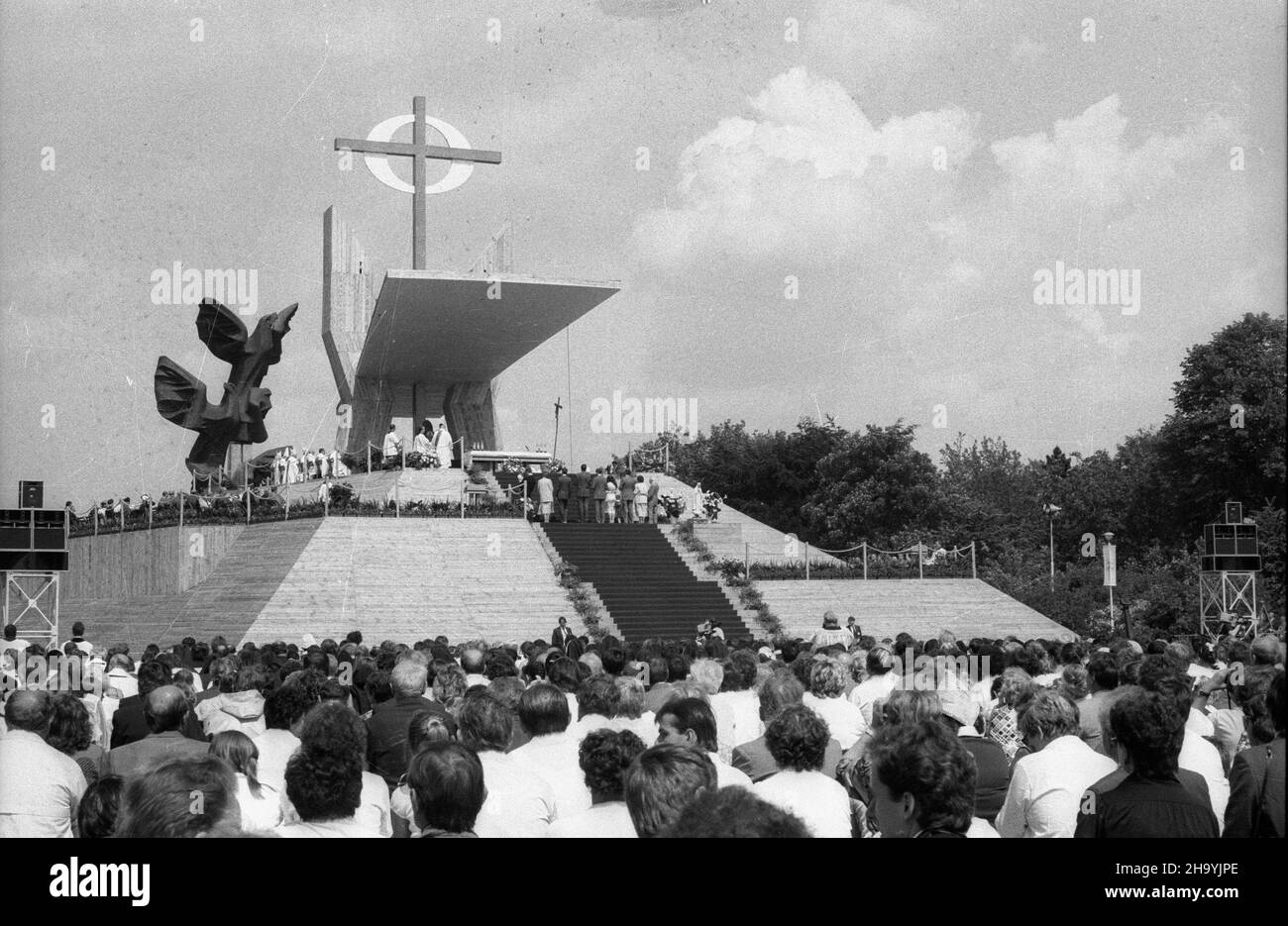 Stettin, 1987-06-11. III pielgrzymka Ojca Œwiêtego Jana Paw³a II do Polski. Msza œwiêta dla rodzin na Jasnych B³oniach, podczas której Papier¿ ukoronowa³ figurê Matki Bo¿ej Fatimskiej - dar ruchu maryjnego z USA i Francji. NZ. widok o³tarza podczas mszy œwiêtej. W ie Pomnik Czynu Polaków. ppr PAP/CAF/Zbigniew Matuszewski Stettin, 11. Juni 1987. Die dritte Pilgerfahrt des Heiligen Vaters Johannes Paul II. Nach Polen. Die Messe für Familien in Jasne Blonie (Light Meadows), bei der der Papst die Statue der Gottesmutter aus Fatima krönte, die ein Geschenk der marianischen Bewegung aus den USA und Frankreich war. Stockfoto