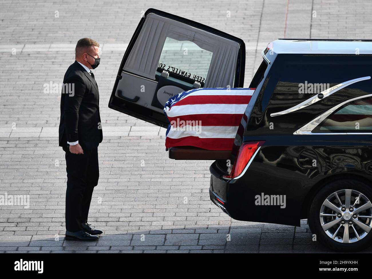 Washington, USA. 09th Dez 2021. Die Schatulle des ehemaligen US-Senators Bob Dole kommt am US-Kapitol in Washington, DC an, wo sie am 9. Dezember 2021 in einem Bundesstaat liegen wird. (Foto von Pool/Sipa USA) Quelle: SIPA USA/Alamy Live News Stockfoto