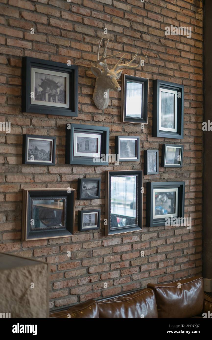 Vintage Cafe Design in braunen Farben. Dekorativer weißer Hirschkopf und Bilder an der Wand. Hochwertige Fotos Stockfoto