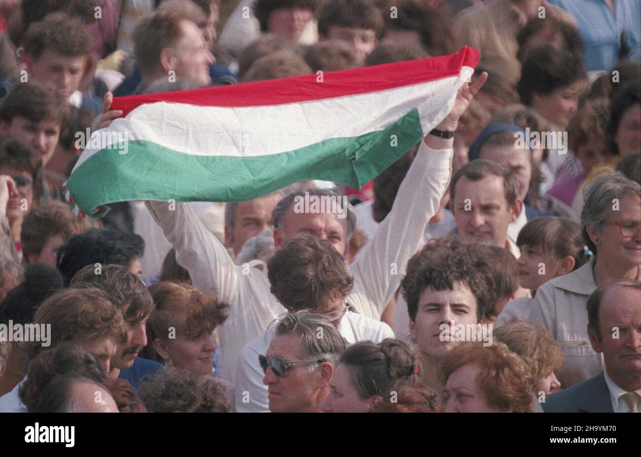 Kraków 10.06.1987. III pielgrzymka Papier¿a Jana Paw³a II do Polski. Spotkanie Ojca Œwiêtego z mieszkañcami Krakowa na B³oniach po³¹czone z liturgi¹ s³owa. NZ werni z flag¹ wêgiersk¹. uu PAP/Grzegorz Rogiñski Krakau, 10. Juni 1987. Papst Johannes Paul II. Auf seiner dritten Pilgerreise nach Polen. Auf den Blonie-Wiesen trifft der Papst die Krakauer. Im Bild: Pilger mit ungarischer Flagge. uu PAP/Grzegorz Roginski Stockfoto