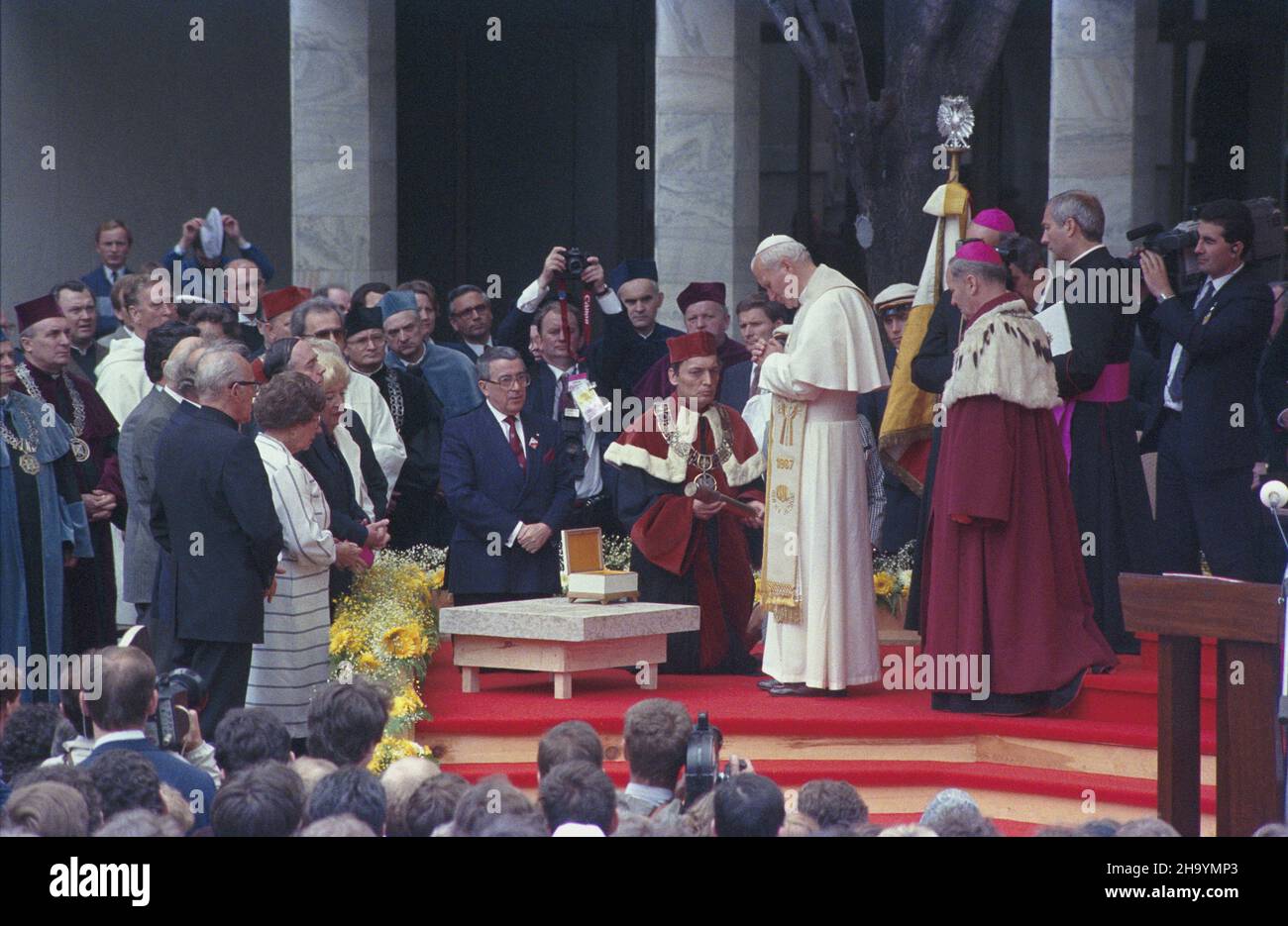 Lublin 09.06.1987. III pielgrzymka Papier¿a Jana Paw³a II do Polski. NZ. Spotkanie z przedstawicielami œwiata nauki, wyk³adowcami akademickimi i studentami na dziedziñcu Katolickiego Uniwersytetu Lubelskiego. Papie¿a wita prorektor KUL Doc. dr. hab. Jan Czerkawski (C w todze). ka PAP/Grzegorz Rogiñski Lublin, Den 9. Juni 1987. Papst Johannes Paul II. Auf seiner dritten Pilgerreise nach Polen. Im Bild: Ein Treffen mit akademischen Mitarbeitern und Studenten im Hof der Katholischen Universität Lublin. Der Papst wird vom Prorektor der Schule, Jan Czerkowski (C in Togo), ka PAP/Grzegorz Roginski, begrüßt Stockfoto