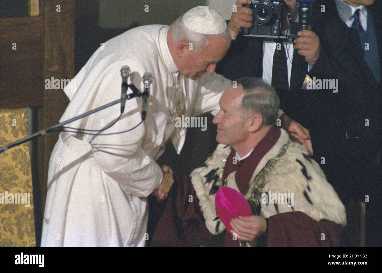 Lublin 09.06.1987. III pielgrzymka Papier¿a Jana Paw³a II do Polski. Spotkanie Ojca Œwiêtego z przedstawicielami œwiata nauki, wyk³adowcami akademickimi i studentami na dziedziñcu Katolickiego Uniwersytetu Lubelskiego. NZ. rektor Katolickiego Uniwersytetu Lubelskiego biskup Piotr Hemperek. ka PAP/Wojciech Kryñski Lublin, Den 9. Juni 1987. Papst Johannes Paul II. Auf seiner dritten Pilgerreise nach Polen. Im Bild: Ein Treffen mit akademischen Mitarbeitern und Studenten im Hof der Katholischen Universität Lublin. Der Papst und Bischof Piotr Hamperek, Rektor der Katholischen Universität von Lublin. ka PAP/Wojciech Kryn Stockfoto