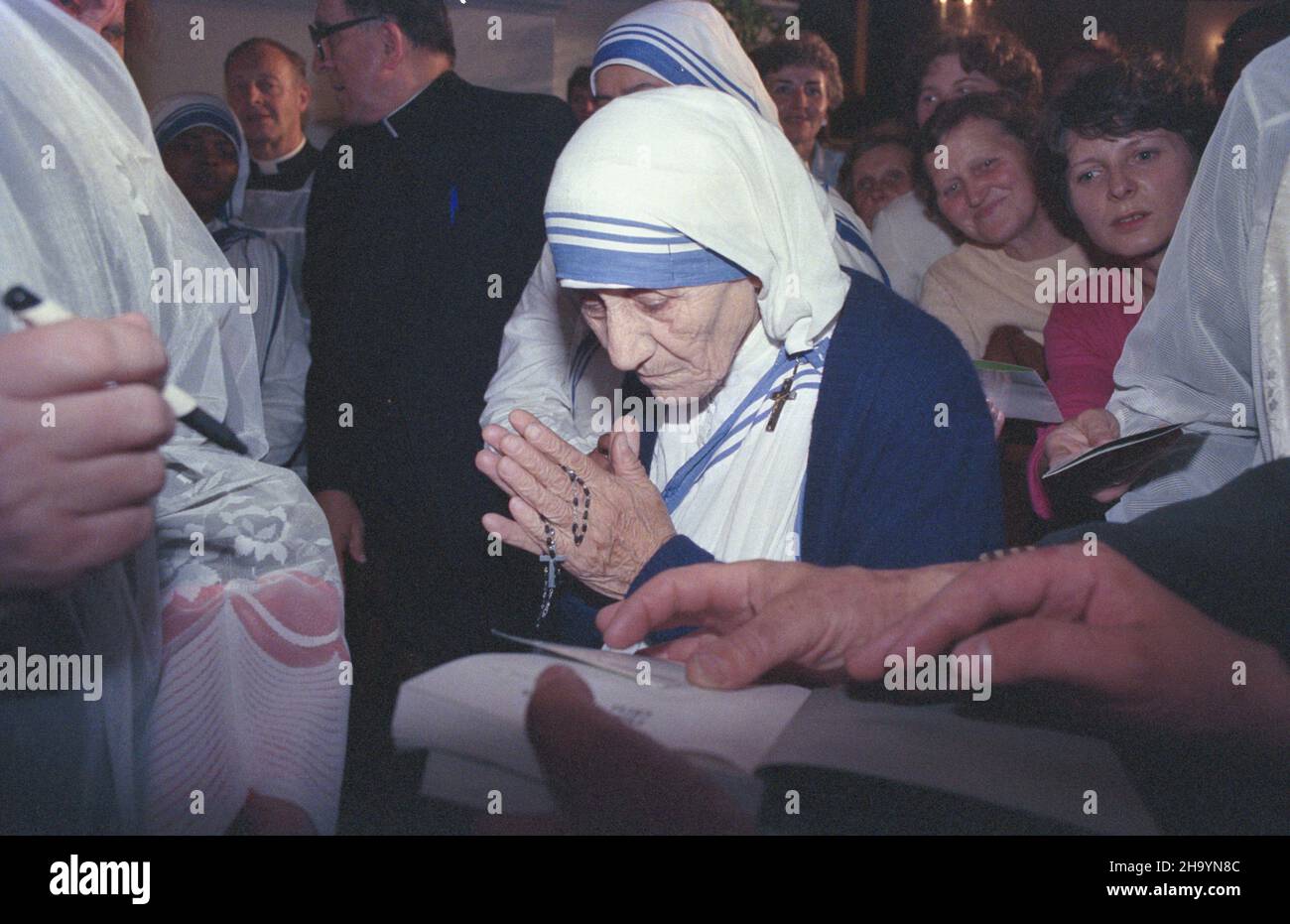 Warszawa 08.06.1987. III pielgrzymka Papier¿a Jana Paw³a II do Polski. Ojciec Œwiêty uczestniczy³ w inauguracji II Kongresu Eucharystycznego w koœciele pw. Wszystkich Œwiêtych przy placu Grzybowskim. Nz. Matka Teresa z Kalkuty, która przyby³a na kongres wraz z grup¹ polskich sióstr ze zgromadzenia Misjonarek Mi³oœci. ka PAP/Grzegorz Rogiñski Warschau, 8. Juni 1987. Papst Johannes Paul II. Bei der Eröffnung des Zweiten Eucharistischen Kongresses in der Allerheiligen-Kirche auf dem Grzybowski-Platz während seiner dritten Pilgerreise nach Polen. Im Bild: Mutter Teresa von Kalkutta kam mit polnischen Nonnen zum Kongress Stockfoto