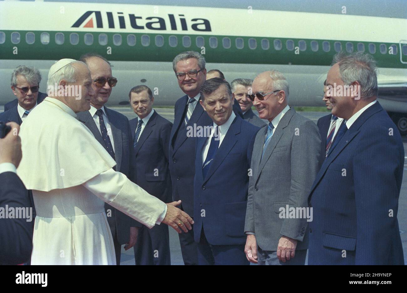 Warszawa 08.06.1987. III pielgrzymka Papier¿a Jana Paw³a II do Polski. Powitanie Ojca Œwiêtego na lotnisku wojskowym Okêcie NZ. m.in. ambasador Polskiej Rzeczypospolitej Ludowej przy Watykanie Jerzy Kuberski (1P), Minister-kierownik Urzêdu ds. Wyznañ W³adys³aw Loranc (2P), cz³onek KC PZPR Kazimierz Barcikowski (3P), Minister spraw zagranicznych Marian Orzechowski (4P), marsza³ek Sejmu Roman Malinowski (5P), prezes Rady Ministrów Zbigniew Messner (6P), przewodnicz¹cy Rady Pañstwa genera³ Wojciech Jaruzelski (3L). ka PAP/Jan Morek Warschau, 8. Juni 1987. Papst Johannes Paul II. Kommt in Okecie an Stockfoto