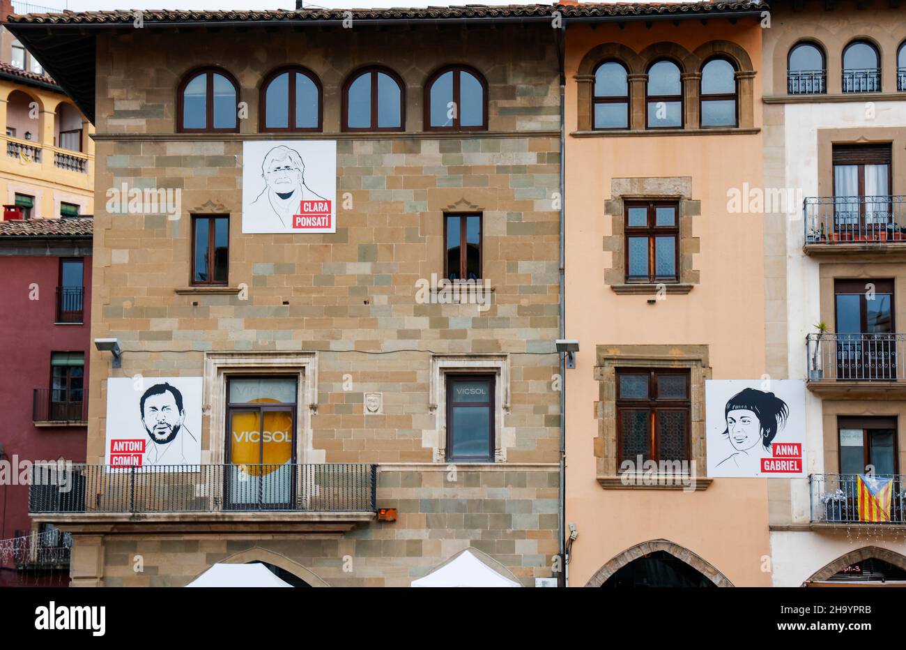 Unabhängigkeitsbanner und Darstellungen von inhaftierten katalanischen Politikern auf Gebäuden in der katalanischen Stadt Vic, Katalonien, Spanien Stockfoto