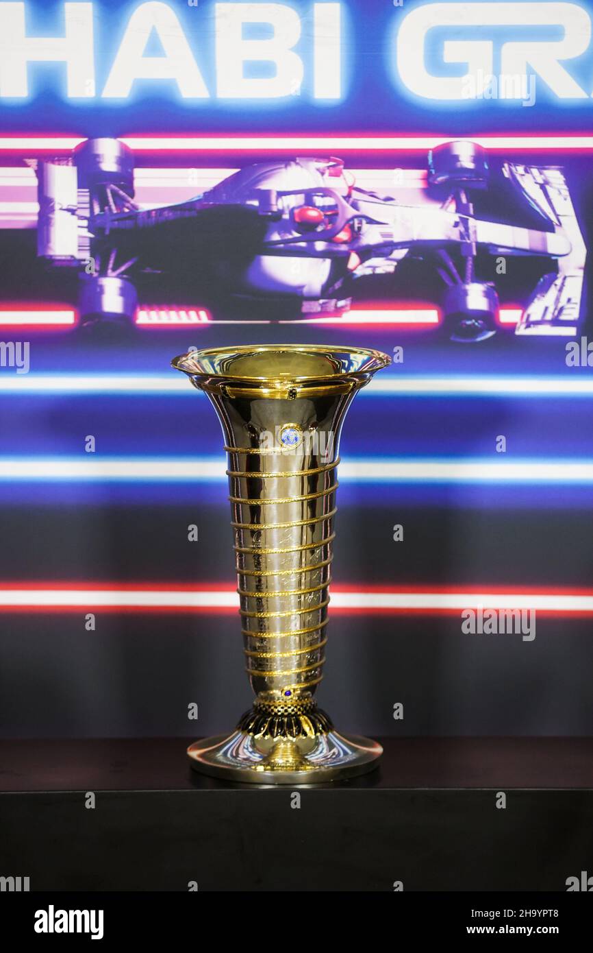 Abu Dhabi, Vereinigte Arabische Emirate. 9th Dez 2021. F1 World Championship Trophy, F1 Grand Prix von Abu Dhabi auf dem Yas Marina Circuit am 9. Dezember 2021 in Abu Dhabi, Vereinigte Arabische Emirate. (Foto von HOCH ZWEI) Quelle: dpa/Alamy Live News Stockfoto