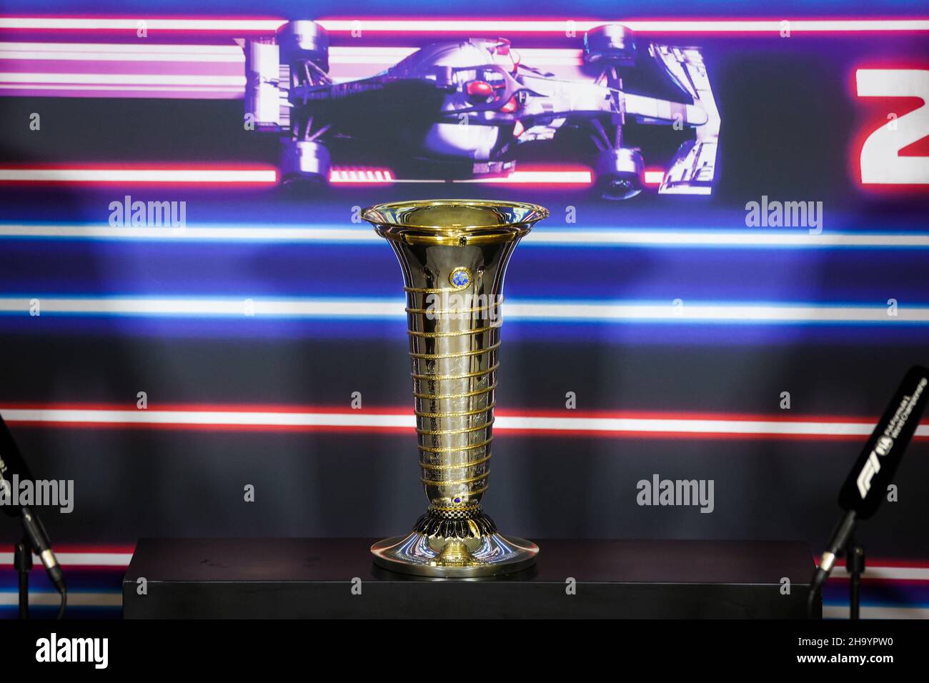 Abu Dhabi, Vereinigte Arabische Emirate. 9th Dez 2021. F1 World Championship Trophy, F1 Grand Prix von Abu Dhabi auf dem Yas Marina Circuit am 9. Dezember 2021 in Abu Dhabi, Vereinigte Arabische Emirate. (Foto von HOCH ZWEI) Quelle: dpa/Alamy Live News Stockfoto