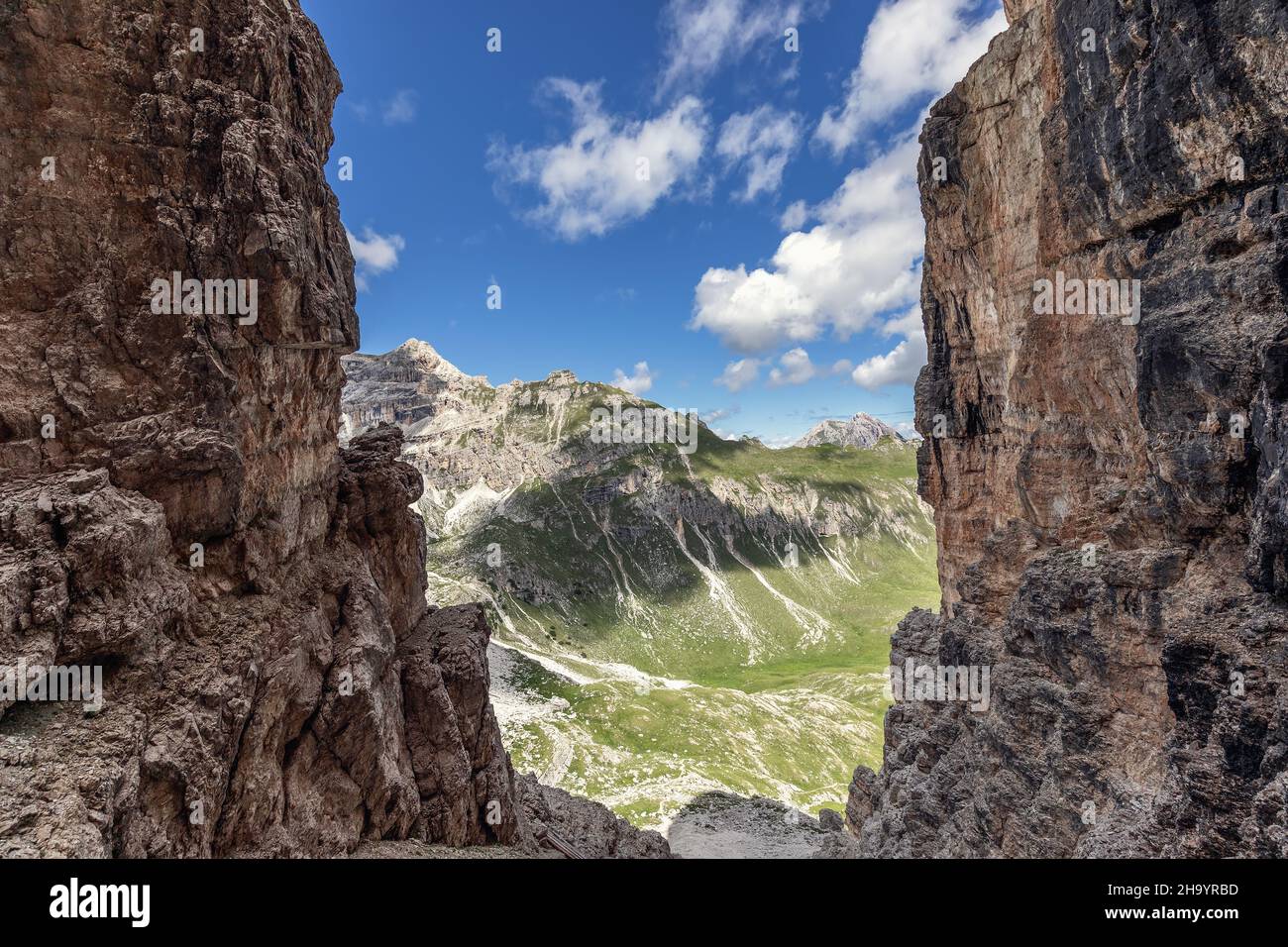 Fahren Sie durch die Klippen der Dolomiten Alpen. Sommer, schöner sonniger Tag Stockfoto