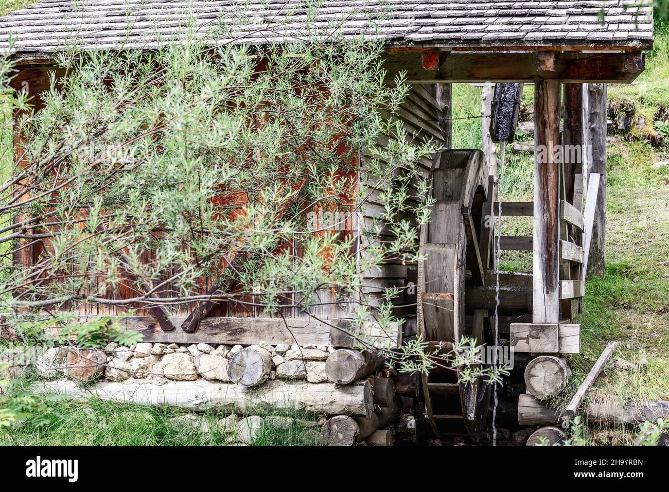 Wassermühle mit Rad im Mühlental (Val di Morins). Longiaru, St. Martin in Badia Stockfoto