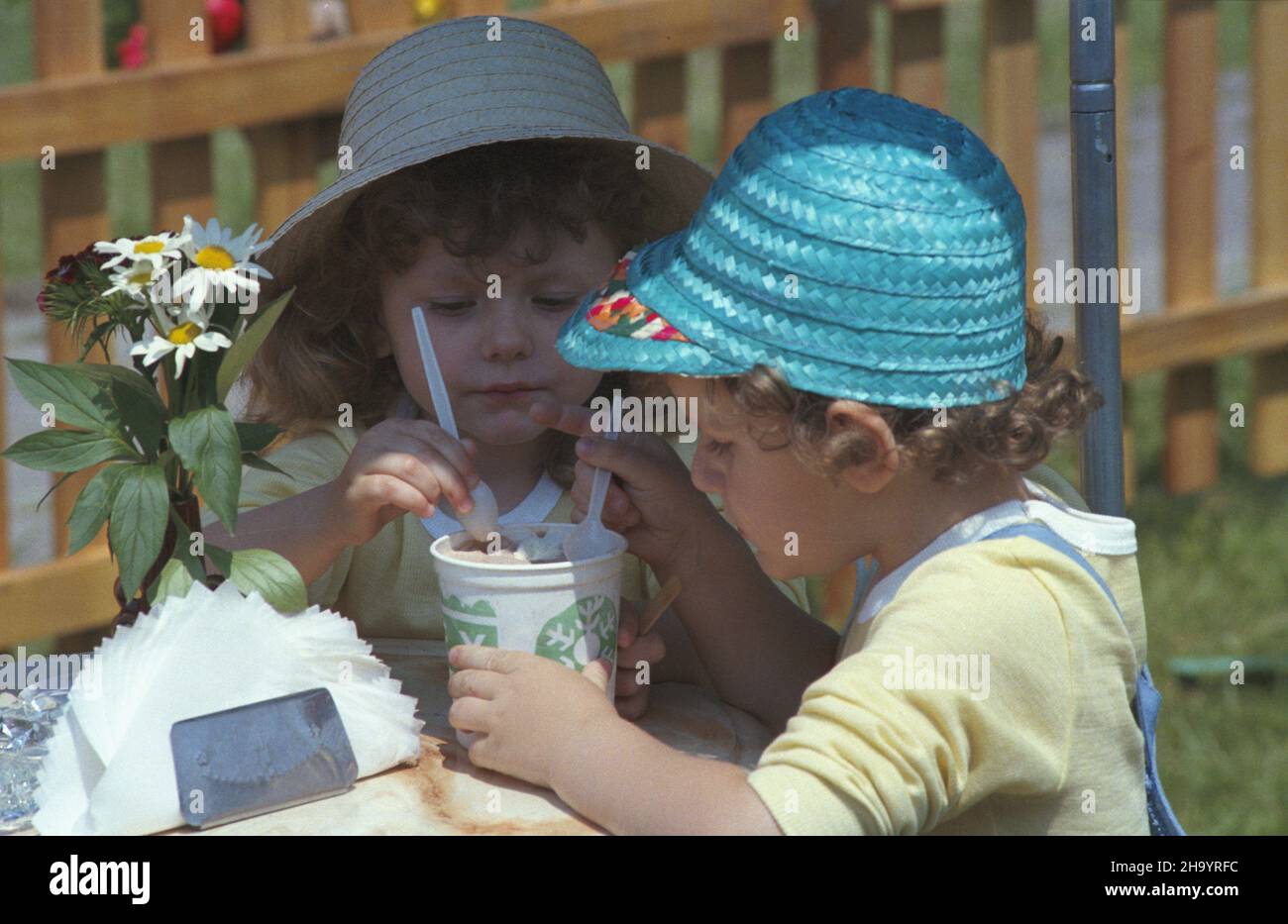 Warszawa 06,1987. Festyn zorganizowany z okazji obchodów Œwiêta Trybuny Ludu organu prasowego Polskiej Zjednoczonej Partii Robotniczej w dniach 19-21 czerwca. uu PAP/Wojciech Kryñski Dok³adny dzieñ wydarzenia nieustalony. Warschau Juni 1987. Vom 19. Bis 21. Juni fand eine Fete statt, die die Tageszeitung Trybuna Ludu (ein Presseorgan der Polnischen Vereinigten Arbeiterpartei) förderte. uu PAP/Wojciech Krynski Veranstaltungstag unbekannt Stockfoto