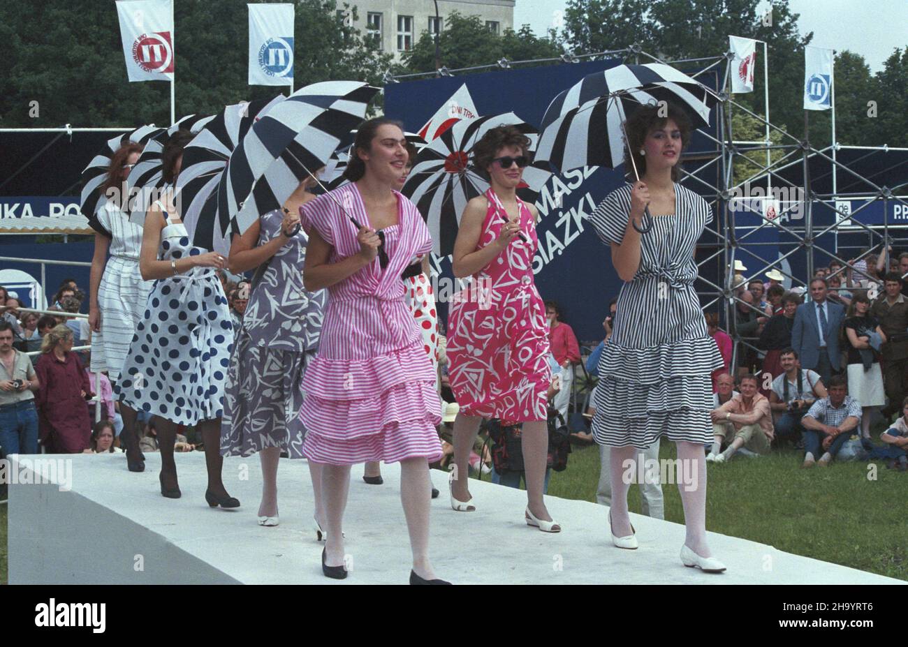 Warszawa 06,1987. Festyn na Podzamczu zorganizowany z okazji Œwiêta Trybuny Ludu (organu prasowego Polskiej Zjednoczonej Partii Robotniczej) w dniach 19-21 czerwca. NZ. Pokaz mody damskiej na skarpie warszawskiej w rejonie Powiœla. uu PAP/Wojciech Kryñski Dok³adny dzieñ wydarzenia nieustalony. Warschau Juni 1987. Vom 19. Bis 21. Juni fand eine Fete statt, die die Tageszeitung Trybuna Ludu (ein Presseorgan der Polnischen Vereinigten Arbeiterpartei) förderte. Im Bild: Eine Modenschau im Bezirk Powisle. uu PAP/Wojciech Krynski Veranstaltungstag unbekannt Stockfoto