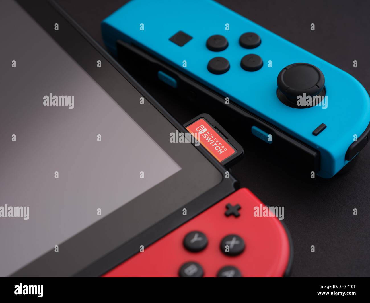 Tambov, Russische Föderation - 28. September 2021 Nintendo Switch Videospielkonsole mit einem roten Joy-con darin und einem blauen Joy-con daneben. Stockfoto