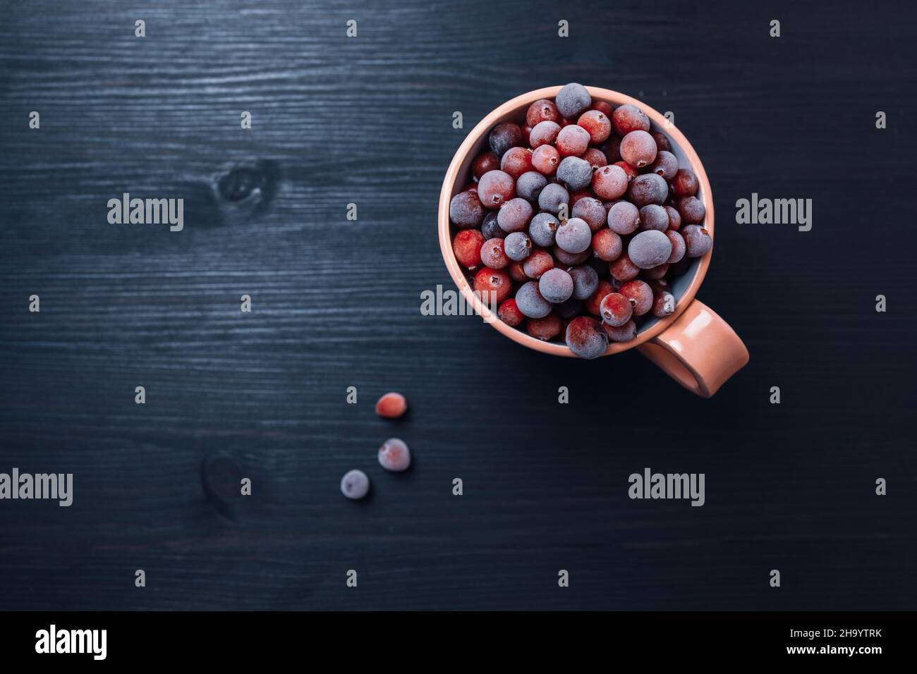 Tasse mit frischen gefrorenen Beeren Stockfoto