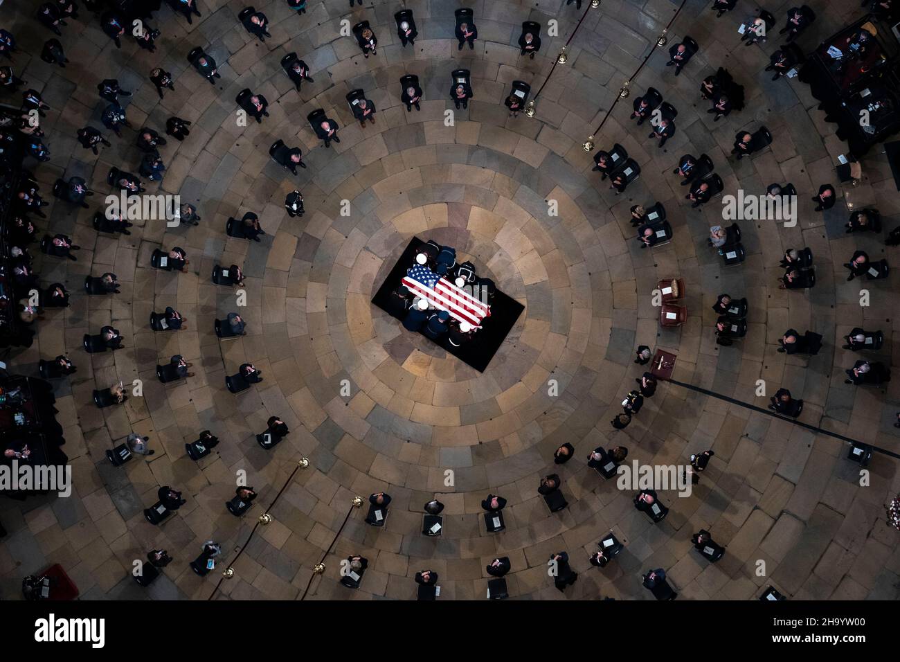 Die Schatulle des ehemaligen US-Senators Bob Dole (Republikaner von Kansas) kommt in der Rotunde des US-Kapitols an, wo er am Donnerstag, den 9. Dezember 2021, auf dem Capitol Hill in Washington liegen wird. Quelle: Andrew Harnik/Pool via CNP /MediaPunch Stockfoto