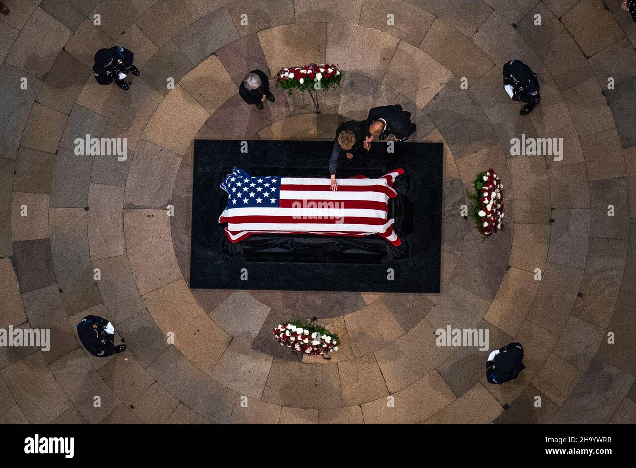 Washington, USA. 09th Dez 2021. Elizabeth Dole berührt die Schatulle ihres Mannes, des ehemaligen Senators Bob Dole, R-Kan., als er in der Rotunde des US-Kapitols am Donnerstag, den 9. Dezember 2021, auf dem Capitol Hill in Washington im Bundesstaat liegt. (Foto von Andrew Harnik/Pool/Sipa USA) Quelle: SIPA USA/Alamy Live News Stockfoto