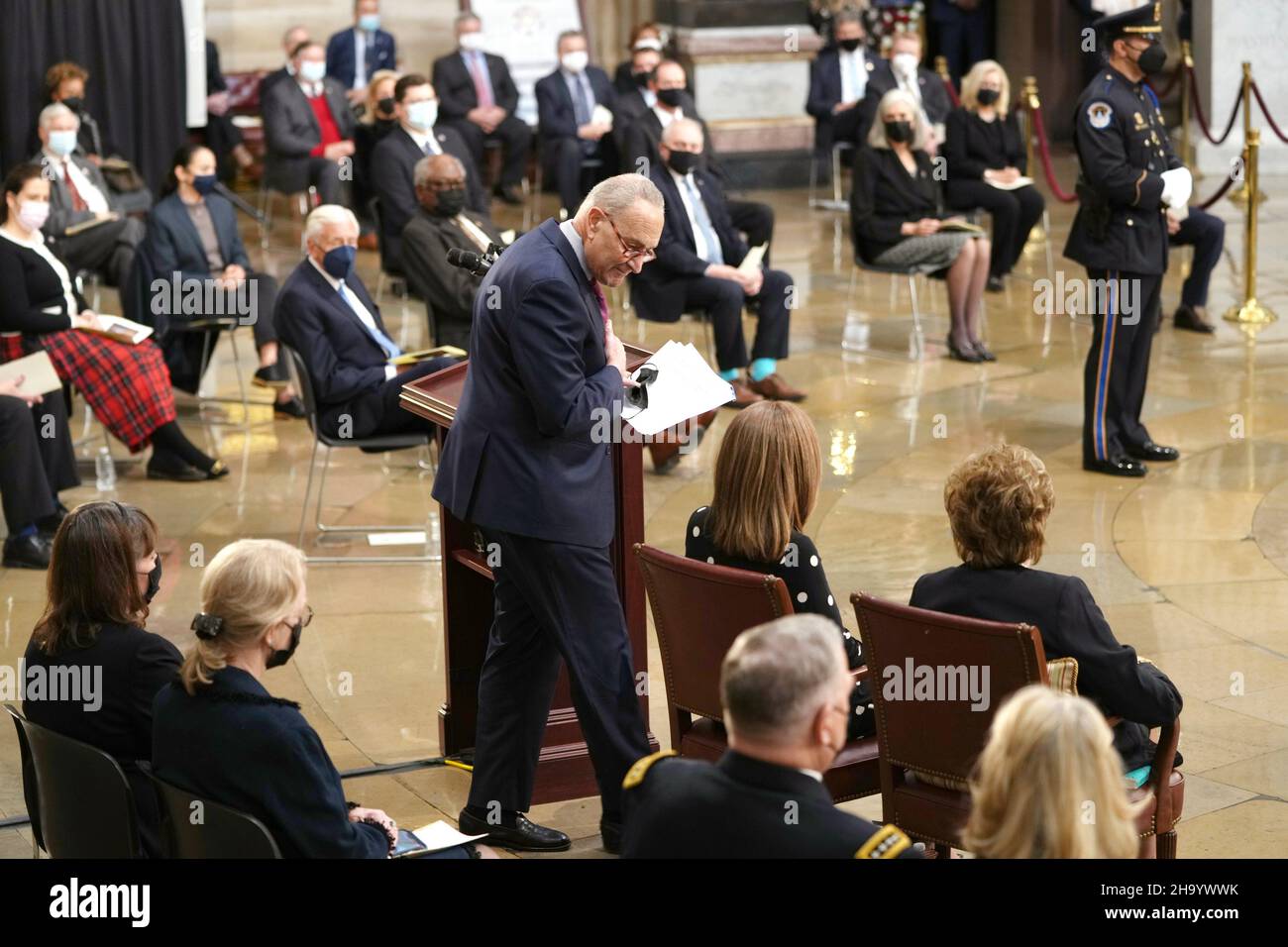 Washington, Usa. 09th Dez 2021. Der Mehrheitsführer des Senats, Chuck Schumer, nimmt am Donnerstag, dem 9. Dezember 2021, an einem Gedenkgottesdienst des ehemaligen Senators Bob Dole, R-KS, im US-Kapitol in Washington DC Teil. Dole, der 36 Jahre lang auf dem Capitol Hill diente, starb am 5. Dezember im Alter von 98 Jahren in seinem Schlaf. Poolfoto von Sarahbeth Maney/UPI Credit: UPI/Alamy Live News Stockfoto