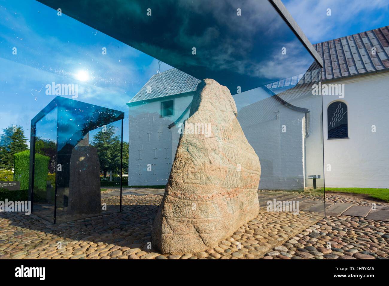 Vejle: kirche, Jelling Stones (Jellingstenene), Runestone von Harald Bluetooth (vorne), Runestone von Gorm (hinten), in Jelling, Jylland, Jütland, DENMAR Stockfoto