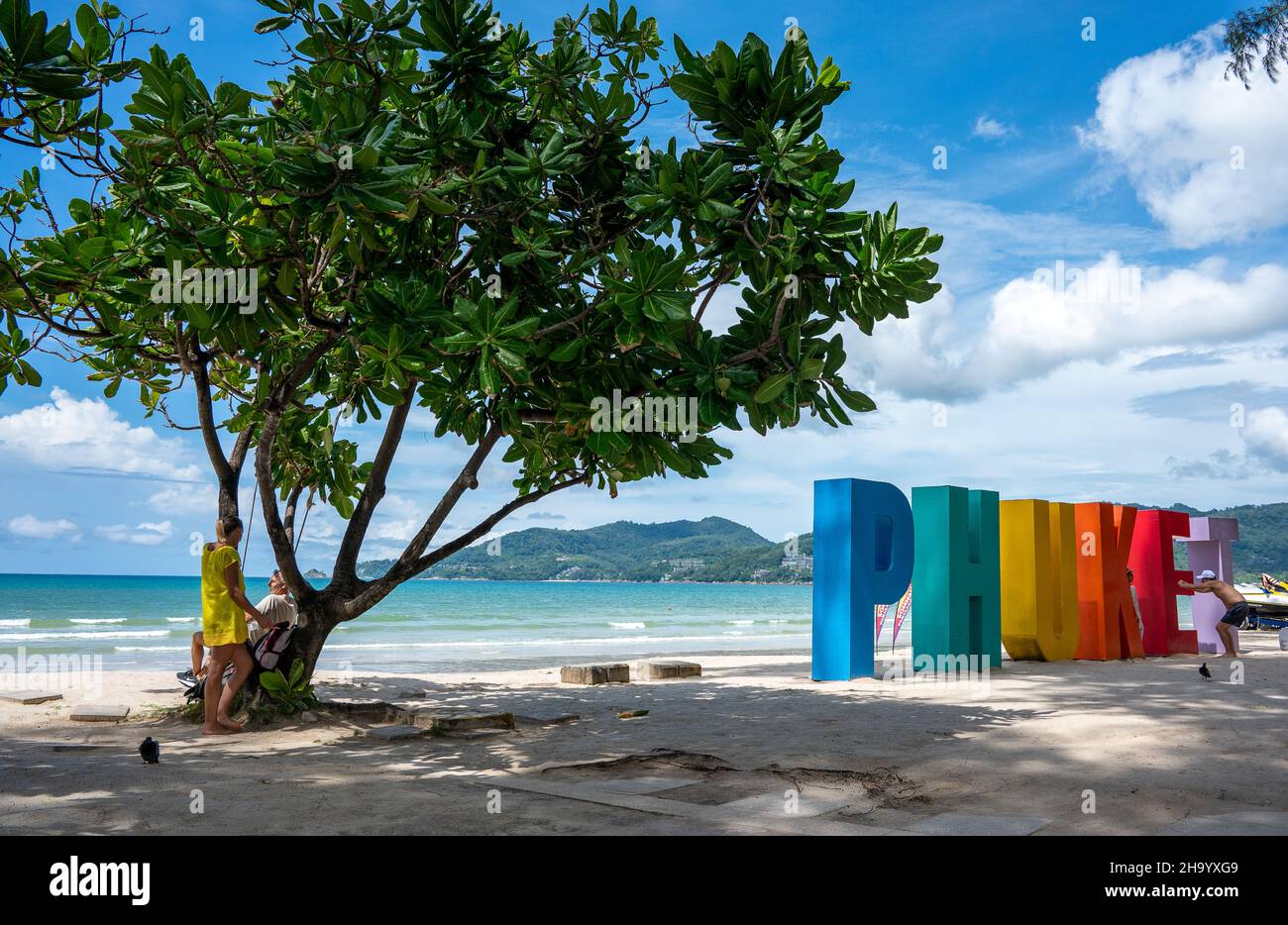 Patong Strand im November 2021, der die Covid-19 Pandemie übertraf. In der Regel ist eine der belebtesten in Phuket, Thailand. Stockfoto