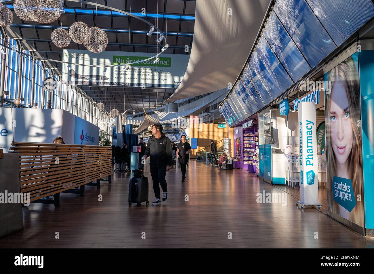 Reisende in Sky City zwischen dem internationalen und nationalen Terminal am Flughafen Arlanda in Stockholm. Dies ist der verkehrsreichste Flughafen in Schweden. Stockfoto