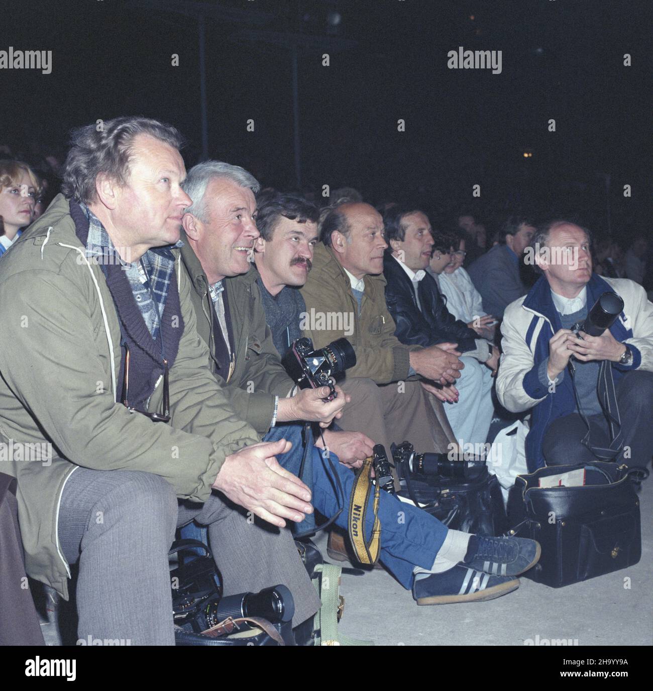 Zielona Góra 05,1987. XXIII Festiwal Piosenki Radzieckiej (25,05-30.05.1987), który odbywa siê w Amfiteatrze im. Anny Deutsch. NZ. Fotoreporterzy. ka PAP/Tadeusz ZagoŸdziñski Dok³adny dzieñ wydarzenia nieustalony. Zielona Gora, Mai 1987. Das Sowjetische Liedfestival 23rd im Anna-Deutschen Amphitheater (25.-30. Mai). Im Bild: Pressefotografen. Stockfoto