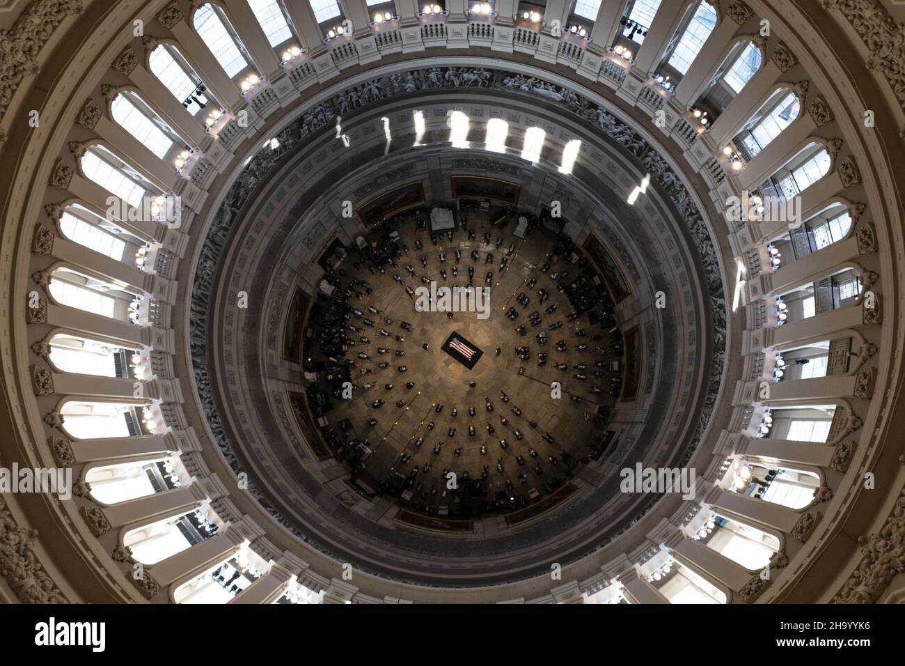 Die Schatulle des ehemaligen Senators Bob Dole, R-Kan., liegt im Bundesstaat in der Rotunde des US-Kapitols, Donnerstag, 9. Dezember 2021, auf dem Capitol Hill in Washington. Foto von Andrew Harnik/Pool/ABACAPRESS.COM Stockfoto