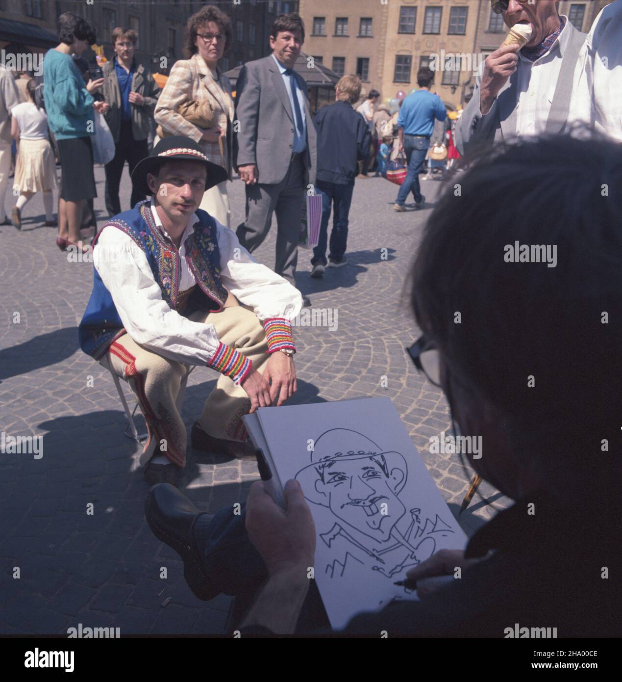 Warszawa 05,1987. Cepeliada, Jarmark ludowy Cepelii (Centrali Przemys³u Ludowego i Artystycznego CPLiA) na Rynku Starego Miasta. ka PAP/Jan Morek Dok³adny dzieñ wydarzenia nieustalony. Warschau, Mai 1987. 'Cepeliada', eine Volkskunstmesse, die von der Cepelia Folk Art and Handicraft Co-operative gesponsert wird. Im Bild: Auf dem Altstädter Ring. ka PAP/Jan Morek Veranstaltungstag unbekannt Stockfoto