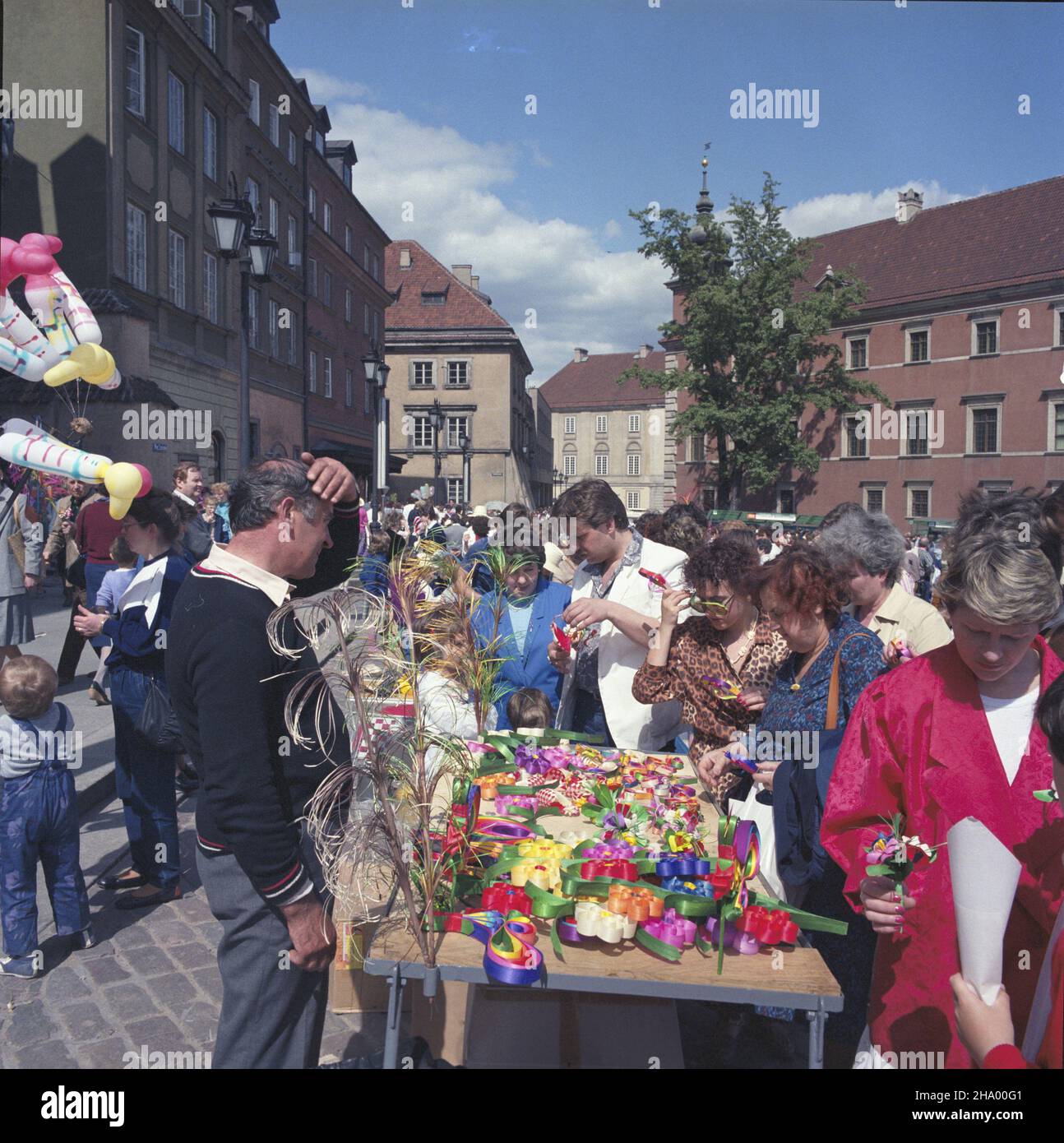 Warszawa 05,1987. Cepeliada, Jarmark ludowy Cepelii (Centrali Przemys³u Ludowego i Artystycznego CPLiA) na placu Zamkowym. NZ. Stoisko z papierowymi ozdobami. ka PAP/Jan Morek Dok³adny dzieñ wydarzenia nieustalony. Warschau, Mai 1987. 'Cepeliada', eine Volkskunstmesse, die von der Cepelia Folk Art and Handicraft Co-operative gesponsert wird. Im Bild: Ein Stand mit Papierdekorationen auf dem Zamkowy Platz. ka PAP/Jan Morek Veranstaltungstag unbekannt Stockfoto