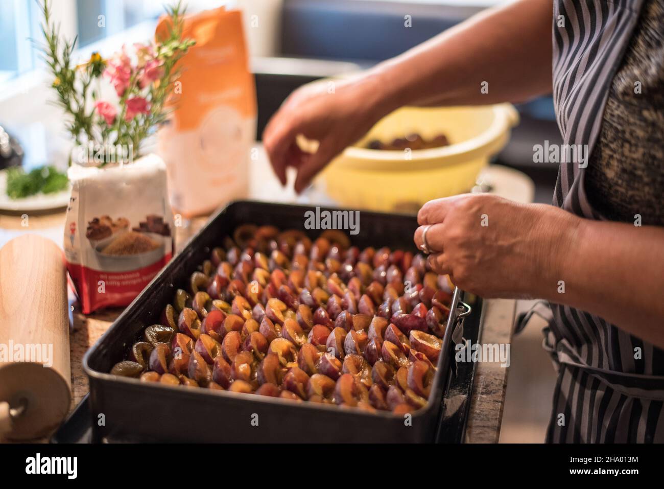 Nahaufnahme der Zubereitung eines hausgemachten Streuselkuchens Stockfoto