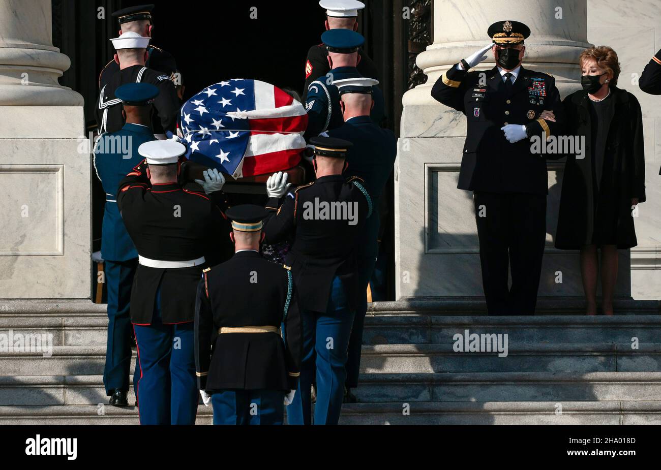 Washington, DC. 09th Dez 2021. WASHINGTON, DC - 09. DEZEMBER: Ein militärischer Ehrengarde des gemeinsamen Diensts trägt die Schatulle mit den Überresten des verstorbenen Senators Robert Dole (R-KS) am 09. Dezember 2021 in Washington, DC, die Stufen des US-Kapitols hinauf. Der ehemalige Mehrheitsführer des Senats und Kandidat des republikanischen Präsidenten wird den ganzen Tag vor seiner Beerdigung in der National Cathedral in der Rotunde des Kapitols liegen. Quelle: Anna Moneymaker/Pool via CNP/dpa/Alamy Live News Stockfoto