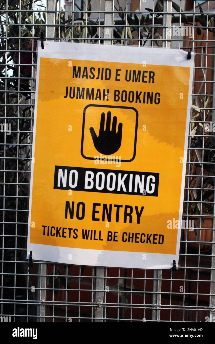 Schild, das die Notwendigkeit einer Vorbuchung anpreist, da Covid-Beschränkungen bei einem Masjid e umer in East London (einer madrasah-Schule) und jummah (Freitagsgebete) unterliegen. Stockfoto