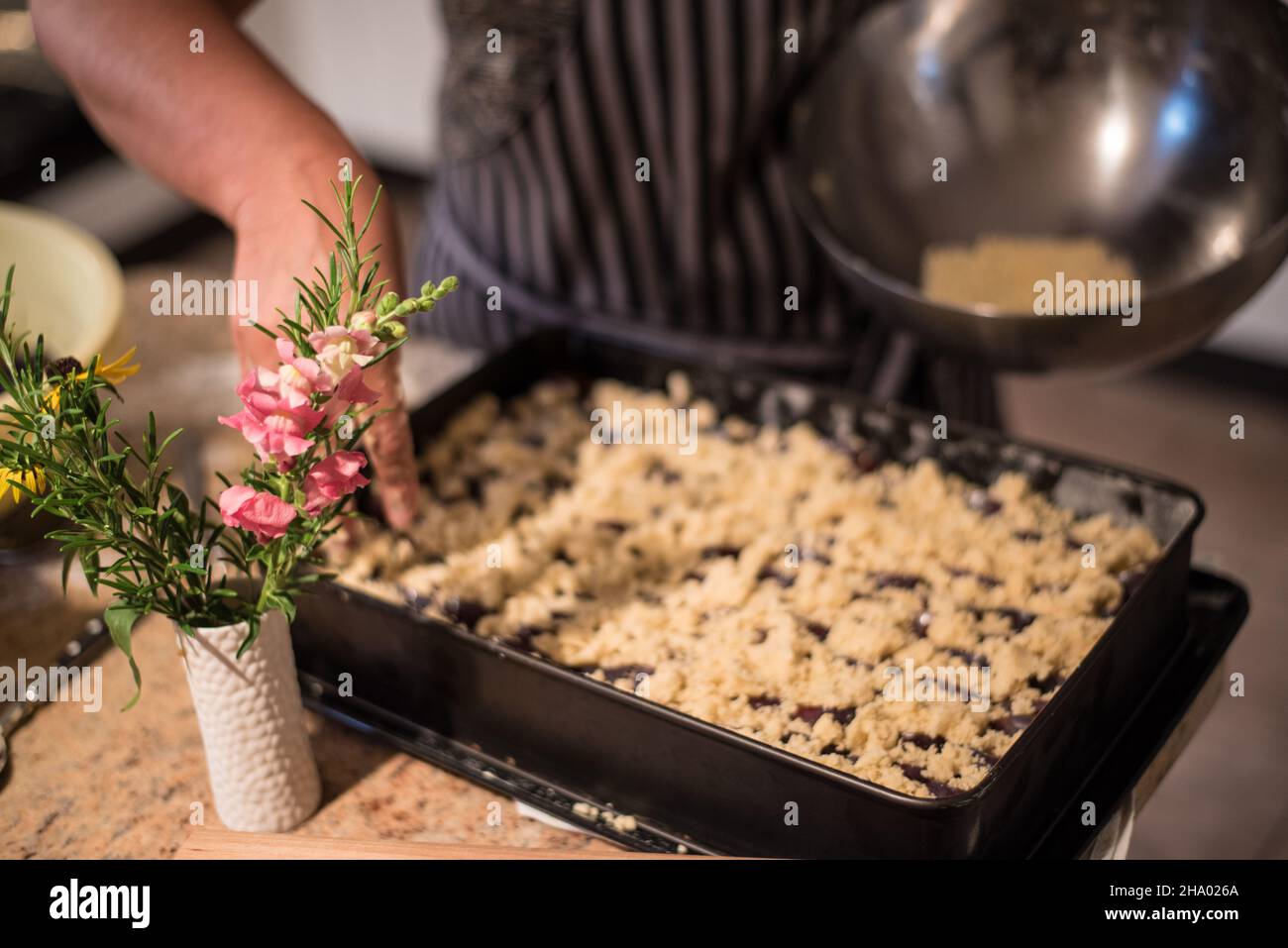 Zubereitung eines Pflaumen-Streuselkuchens Stockfoto