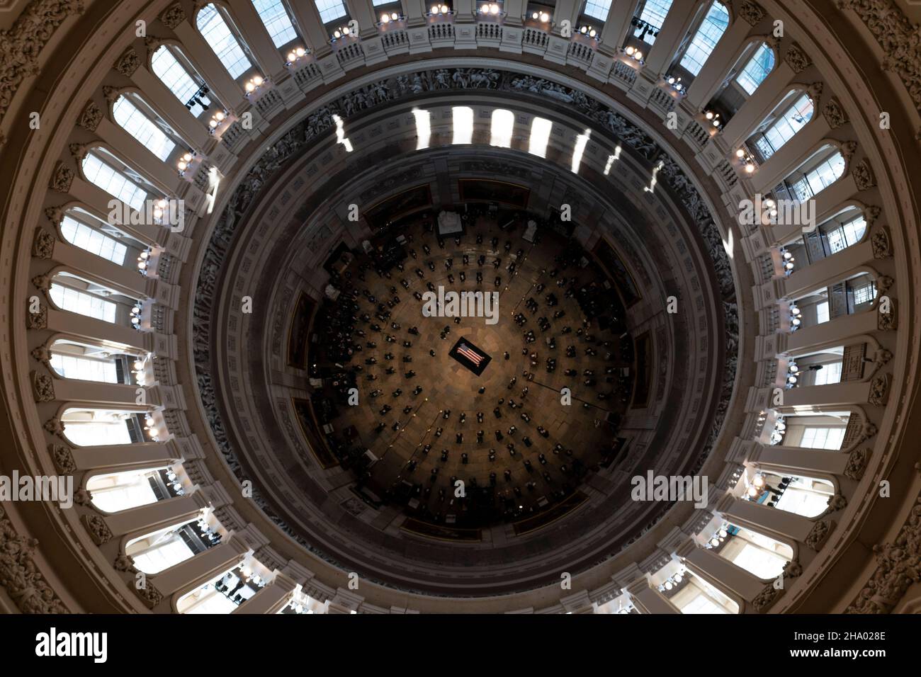 Die Schatulle des ehemaligen Senators Bob Dole, R-Kan., liegt im Bundesstaat in der Rotunde des US-Kapitols, Donnerstag, 9. Dezember 2021, auf dem Capitol Hill in Washington. Quelle: Andrew Harnik/Pool via CNP /MediaPunch Stockfoto