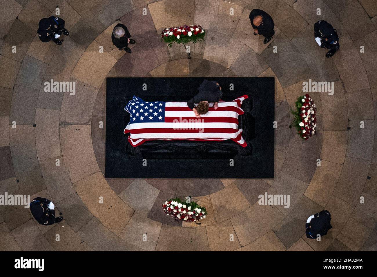 Elizabeth Dole liegt über der Schatulle ihres Mannes, des ehemaligen Senators Bob Dole, R-kan., während er in der Rotunde des US-Kapitols, Donnerstag, den 9. Dezember 2021, auf dem Capitol Hill in Washington liegt.Quelle: Andrew Harnik/Pool via CNP /MediaPunch Stockfoto