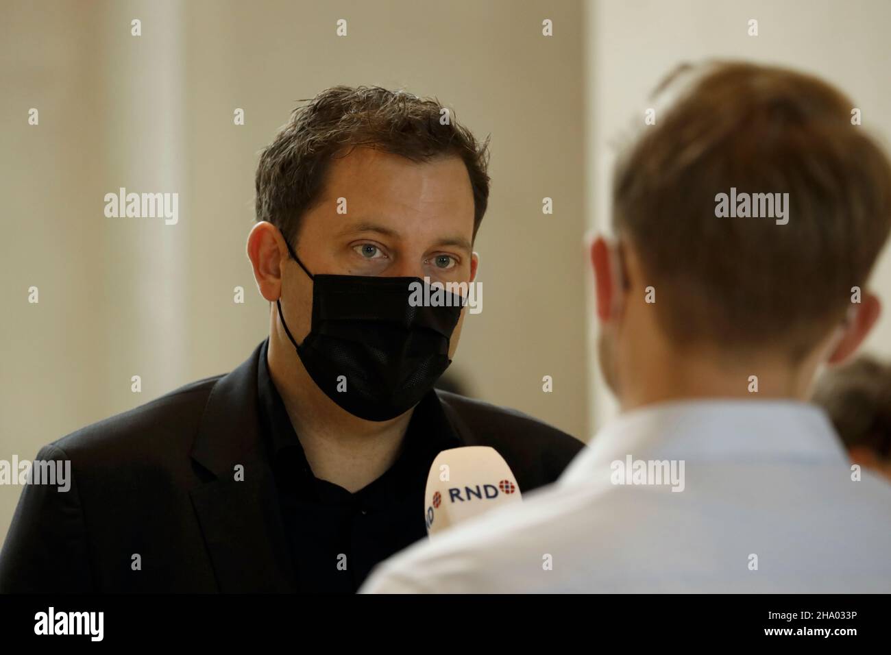 Berlin, 8. Dezember 2021. Lars Klingbeil während eines Interviews im Deutschen Bundestag anlässlich der Wahl von Olaf Scholz. Stockfoto