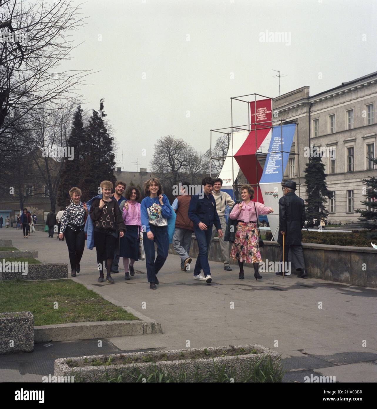 Radom 05,1987. Uczestnicy XII Radomskich Spotkañ z Piosenk¹ Radzieck¹ zorganizowanych w ramach centralnych eliminacji do Ogólnopolskiego Konkursu Piosenki Radzieckiej. W g³êbi klasycystyczny gmach, dawnej Komisji Województwa Sandomierskiego (1825-27). ka PAP/Tadeusz ZagoŸdziñski Dok³adny dzieñ wydarzenia nieustalony. Radom, Mai 1987. Teilnehmer der Radom-Treffen mit sowjetischen Liedern 12th, die als Ausscheidungsrunde zu einem All-Polnischen sowjetischen Liederwettbewerb inszeniert wurden. Im Hintergrund ein klassizistisches Gebäude, im Jahr 1825-27 das Hauptquartier der lokalen Behörden der Provinz Sandomierz. ka PAP/Tadeusz Zagozdzinsk Stockfoto