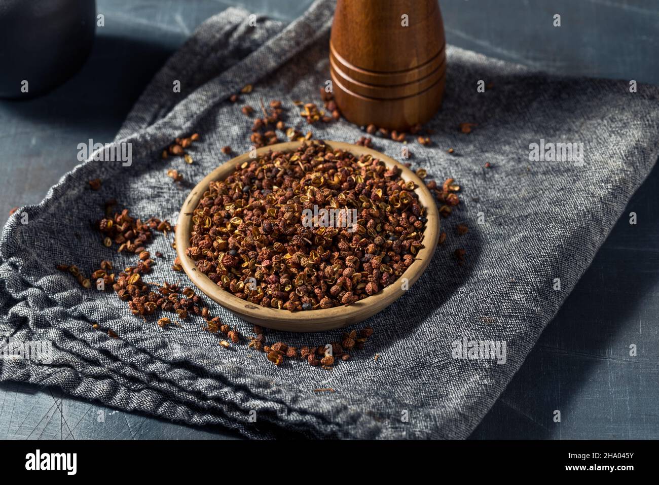 Roher roter Sichuan-Peppercorn aus biologischem Anbau in einer Schüssel Stockfoto