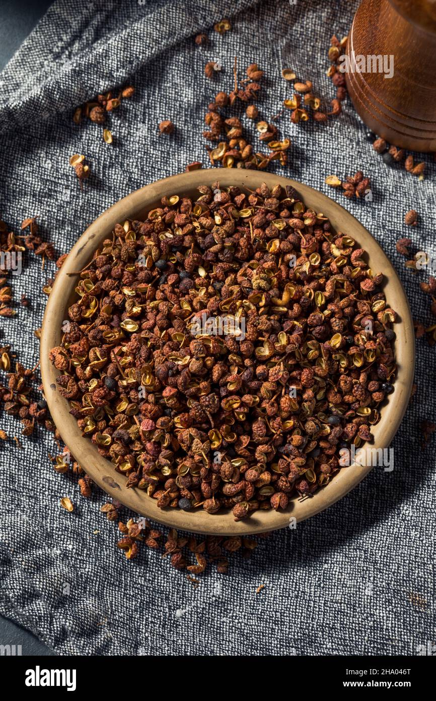 Roher roter Sichuan-Peppercorn aus biologischem Anbau in einer Schüssel Stockfoto