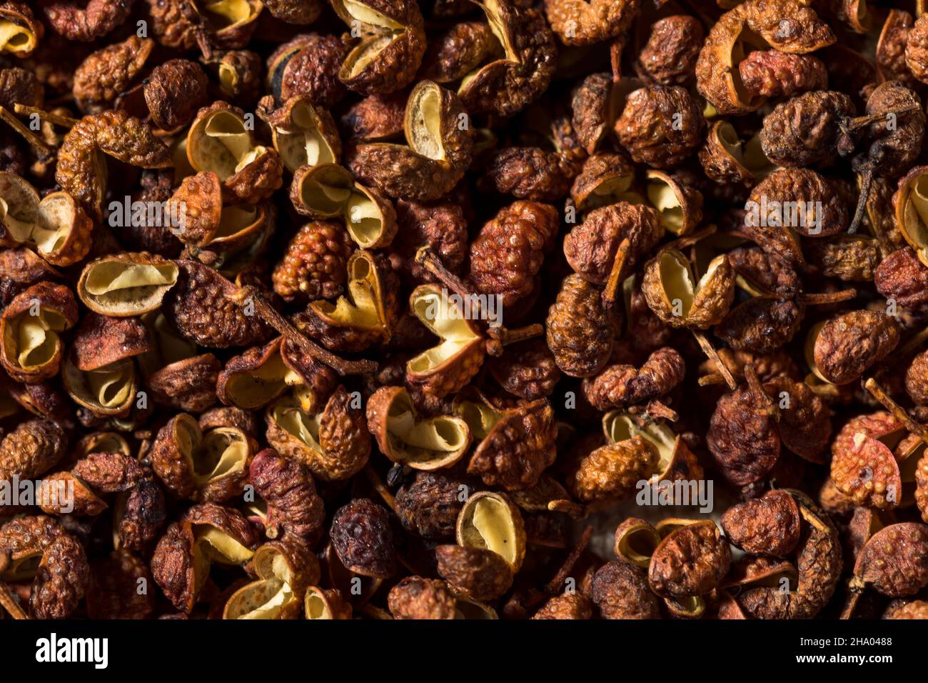 Roher roter Sichuan-Peppercorn aus biologischem Anbau in einer Schüssel Stockfoto