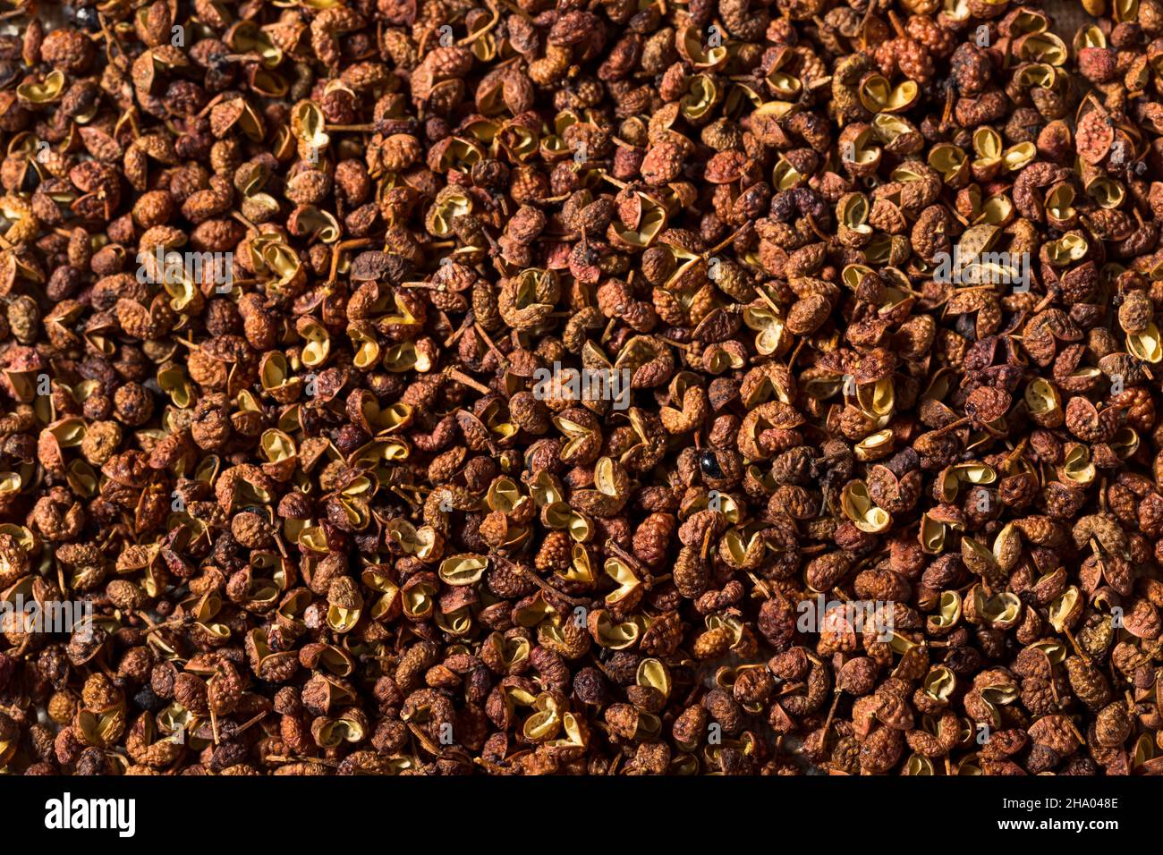 Roher roter Sichuan-Peppercorn aus biologischem Anbau in einer Schüssel Stockfoto