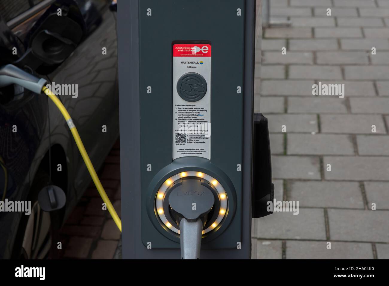 Vattenfall Electric Car Charging A Car in Amsterdam, Niederlande 6-12-2021 Stockfoto