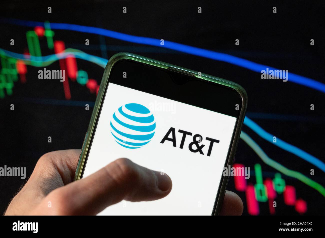 In dieser Abbildung sehen Sie das weltgrößte Telekommunikationsunternehmen, den zweitgrößten Anbieter von Mobilfunkdiensten, DAS AT&T-Logo, das auf einem Smartphone mit einem wirtschaftlichen Börsenindex im Hintergrund angezeigt wird. (Foto von Budrul Chukrut / SOPA Images/Sipa USA) Stockfoto
