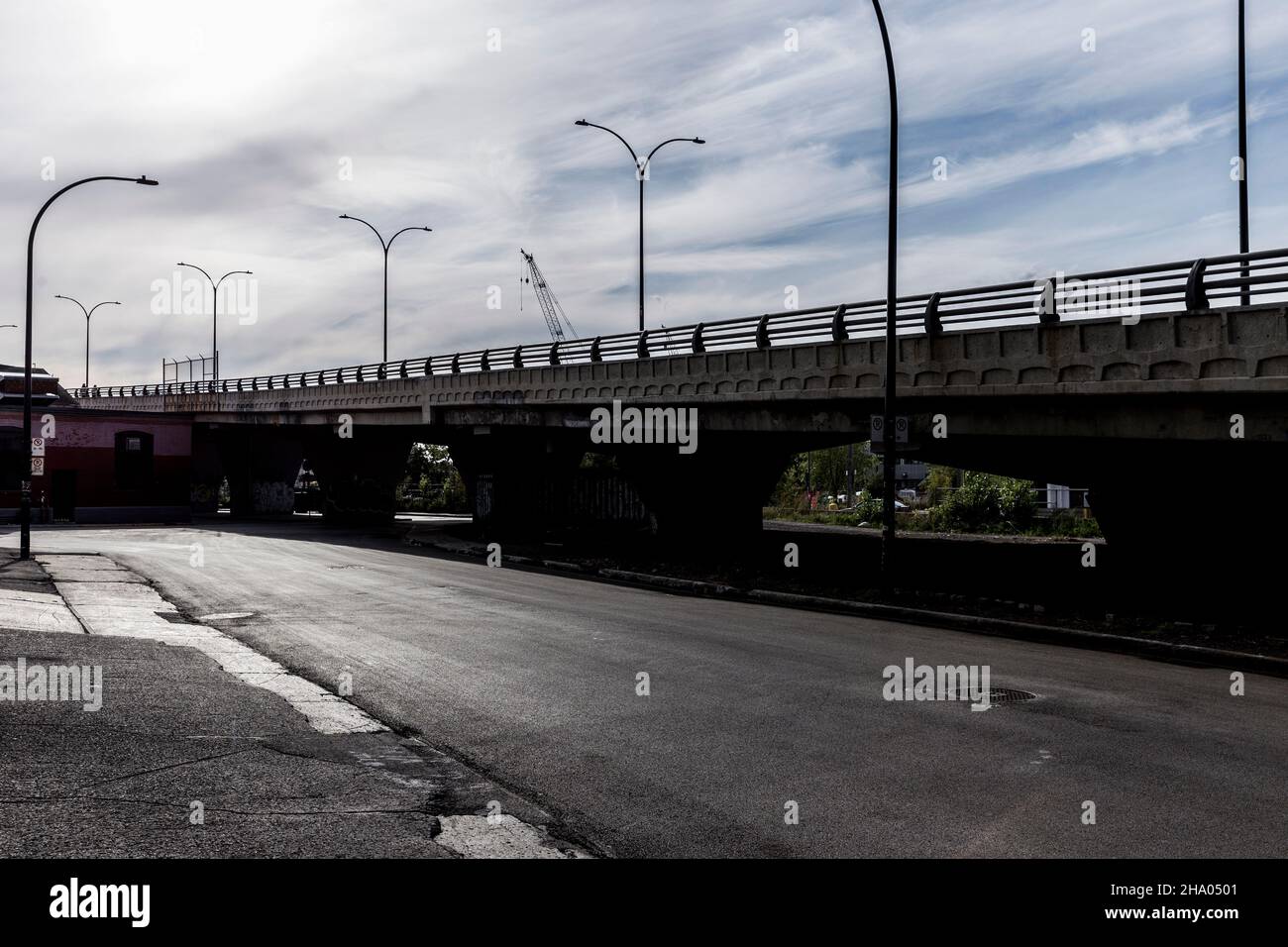 Eine Straße führt durch Teile von Montreal, Quebec, Kanada Stockfoto