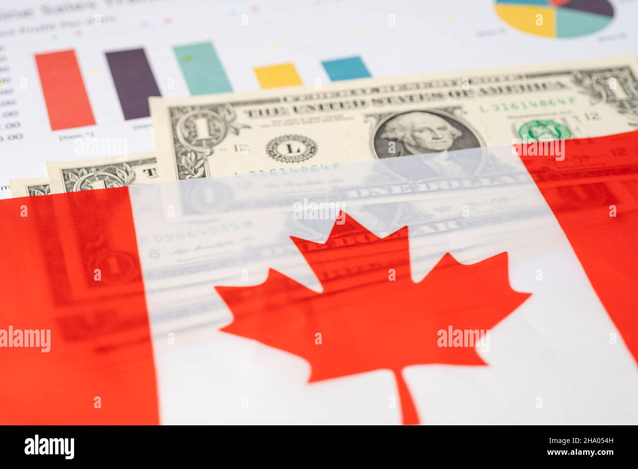 Kanada-Flagge auf Dollar-Banknoten; Geschäfts- und Finanzkonzept. Stockfoto