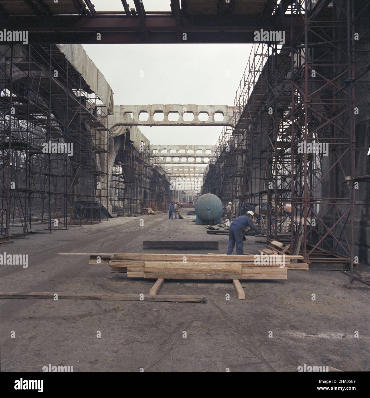 Warszawa 04,1987. Remont wiaduktu i mostu Poniatowskiego. ka PAP/Tadeusz ZagoŸdziñski Dok³adny dzieñ wydarzenia nieustalony. Warschau, April 1987. Reparaturen an der Poniatowski-Brücke in Warschau. ka PAP/Tadeusz Zagozdzinski Veranstaltungstag unbekannt Stockfoto