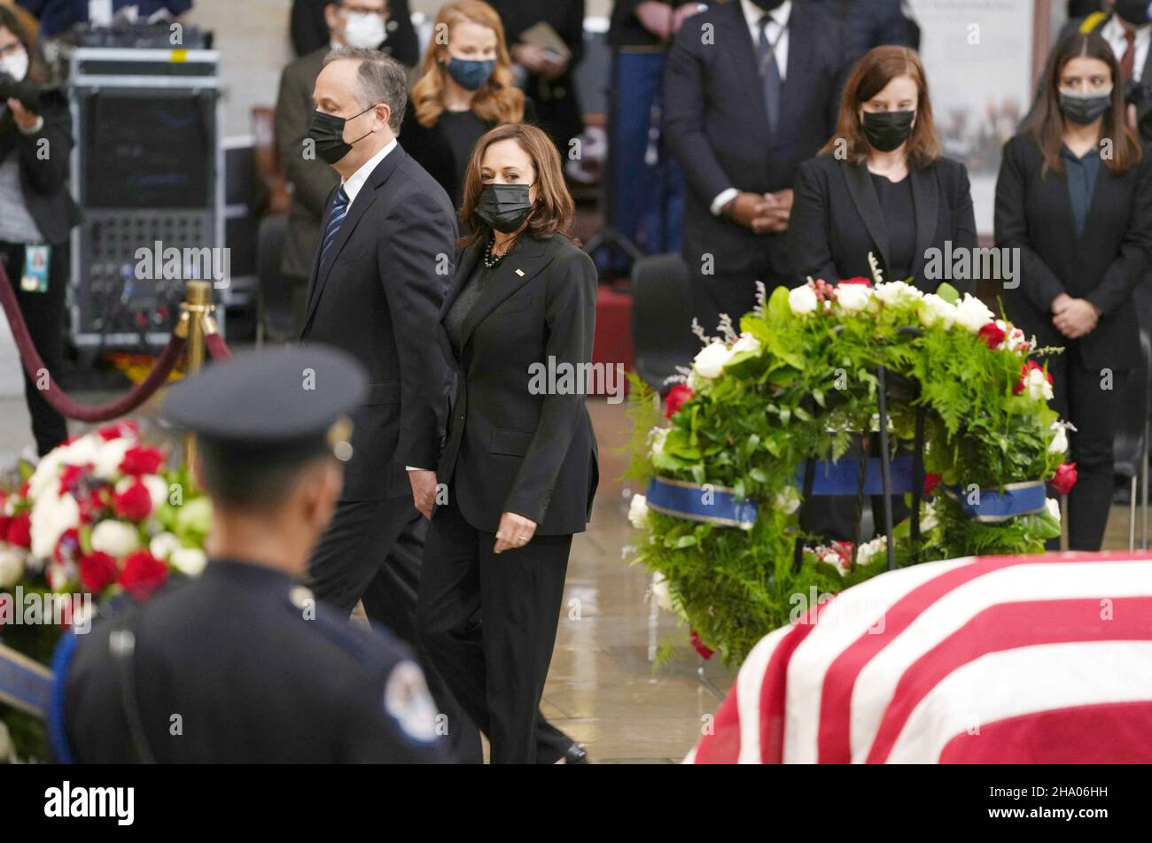 Vizepräsident Kamala Harris und zweiter Gentleman Doug Emhoff zollen dem ehemaligen Senator Bob Dole (R-KS) ihren Respekt, da er am Donnerstag, dem 9. Dezember 2021, in der Rotunde des US-Kapitols in Washington, D.C. im Staat liegt. Foto von Sarahbeth Maney/Pool/ABACAPRESS.COM Stockfoto